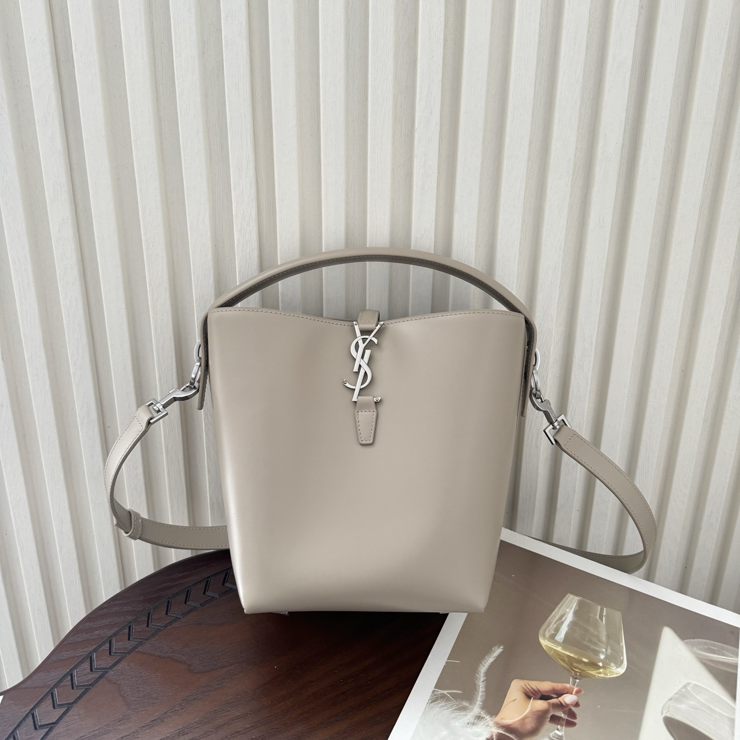 全套包装！LE 37小号水桶包，硬挺有型。整个包身用高级质感的小牛皮材质，风格依旧是Y家简单又自带酷飒的