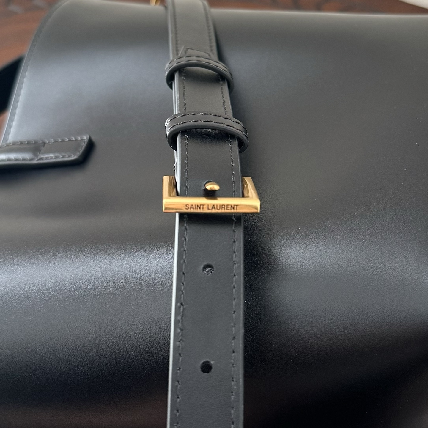 全套包装！LE 37小号水桶包，硬挺有型。整个包身用高级质感的小牛皮材质，风格依旧是Y家简单又自带酷飒的