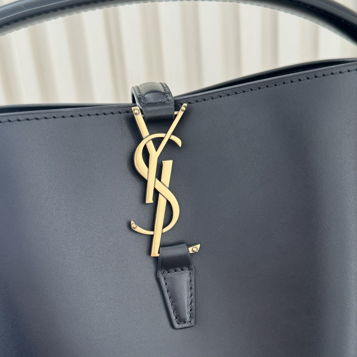 全套包装！LE 37小号水桶包，硬挺有型。整个包身用高级质感的小牛皮材质，风格依旧是Y家简单又自带酷飒的