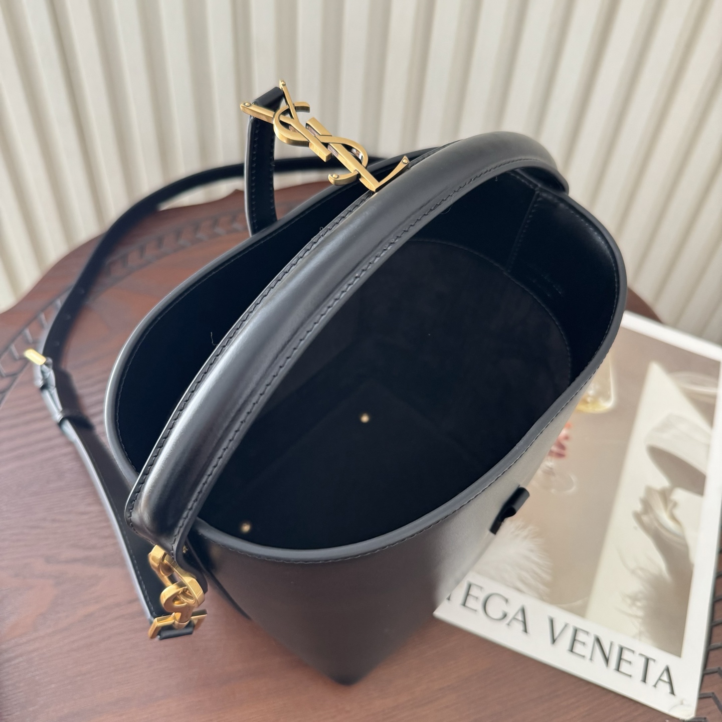 全套包装！LE 37小号水桶包，硬挺有型。整个包身用高级质感的小牛皮材质，风格依旧是Y家简单又自带酷飒的