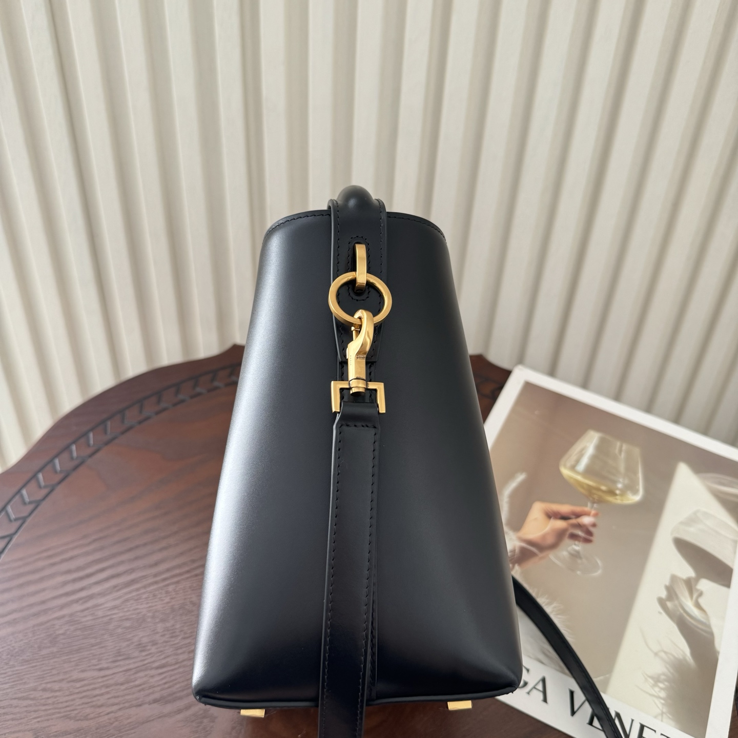 全套包装！LE 37小号水桶包，硬挺有型。整个包身用高级质感的小牛皮材质，风格依旧是Y家简单又自带酷飒的