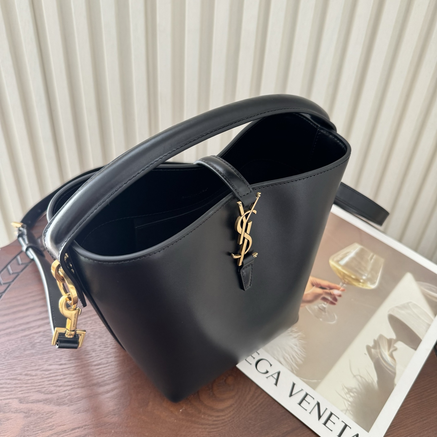 全套包装！LE 37小号水桶包，硬挺有型。整个包身用高级质感的小牛皮材质，风格依旧是Y家简单又自带酷飒的