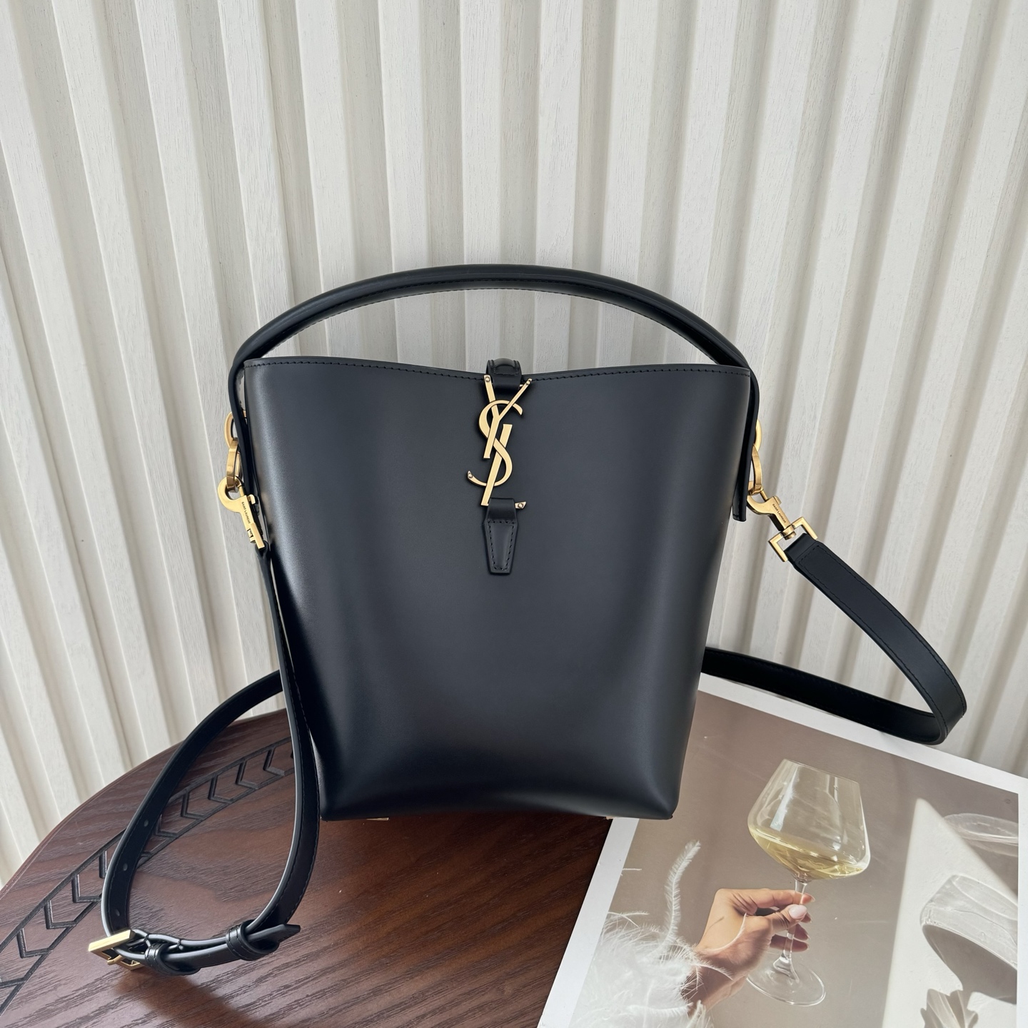 全套包装！LE 37小号水桶包，硬挺有型。整个包身用高级质感的小牛皮材质，风格依旧是Y家简单又自带酷飒的