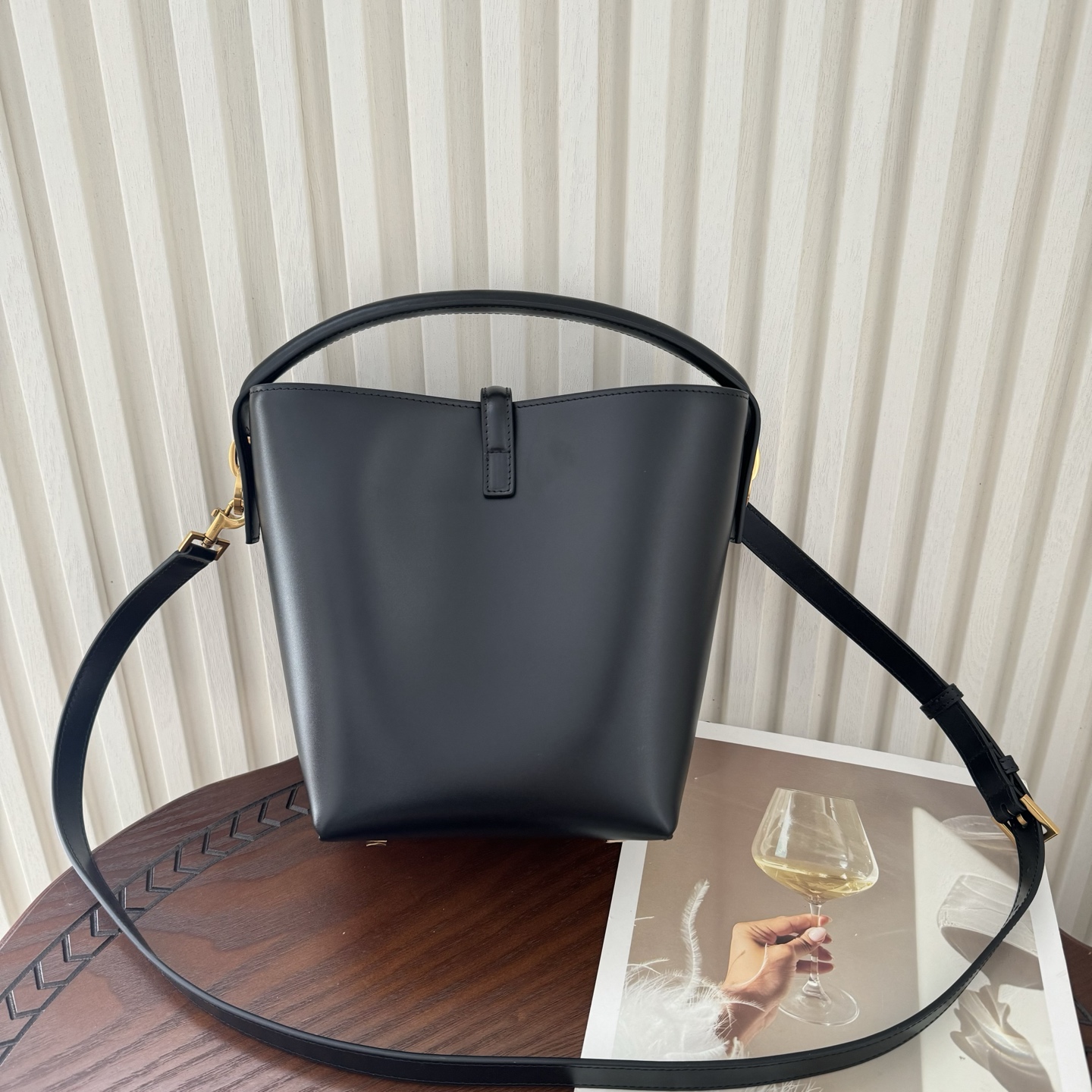 全套包装！LE 37小号水桶包，硬挺有型。整个包身用高级质感的小牛皮材质，风格依旧是Y家简单又自带酷飒的