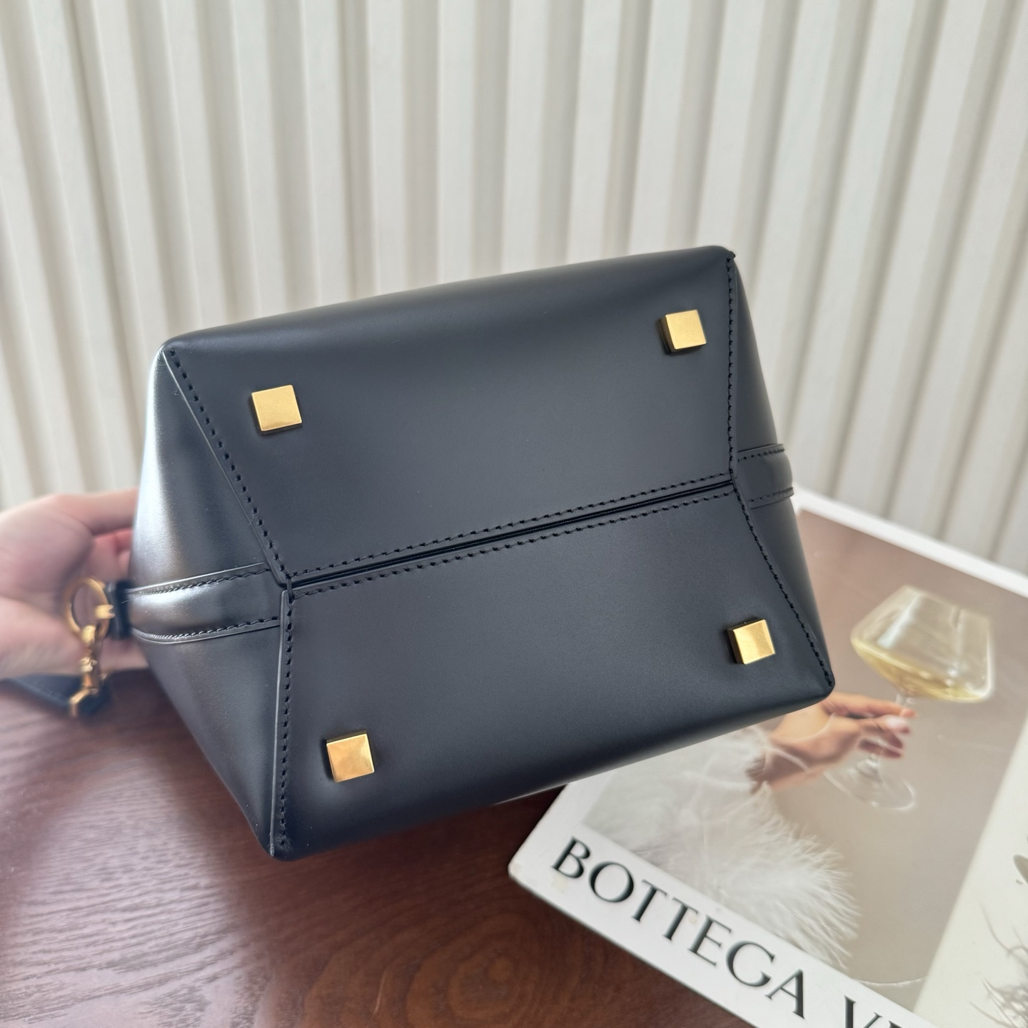 全套包装！LE 37小号水桶包，硬挺有型。整个包身用高级质感的小牛皮材质，风格依旧是Y家简单又自带酷飒的