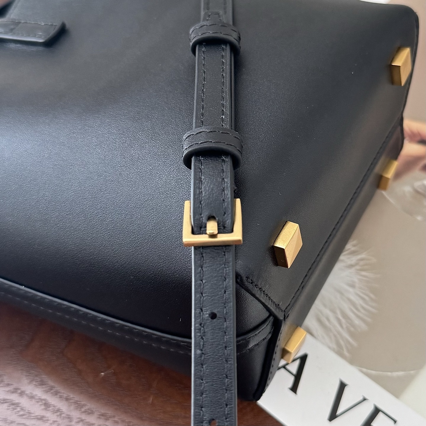 全套包装！LE 37迷你水桶包，硬挺有型。整个包身用高级质感的小牛皮材质，风格依旧是Y家简单又自带酷飒的