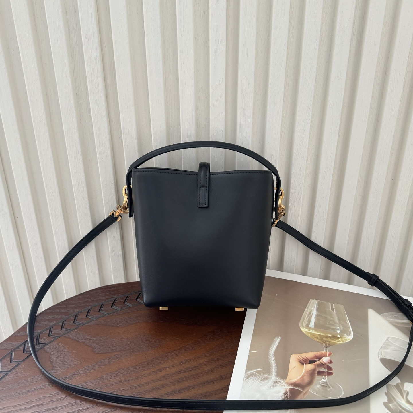 全套包装！LE 37迷你水桶包，硬挺有型。整个包身用高级质感的小牛皮材质，风格依旧是Y家简单又自带酷飒的