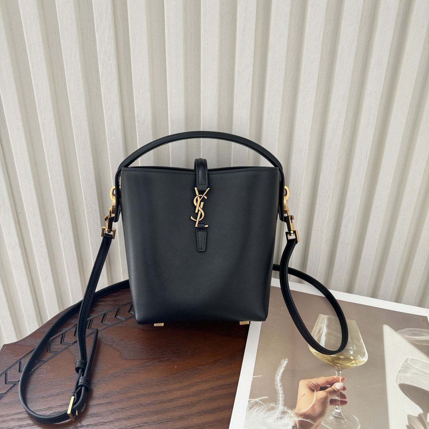 全套包装！LE 37迷你水桶包，硬挺有型。整个包身用高级质感的小牛皮材质，风格依旧是Y家简单又自带酷飒的