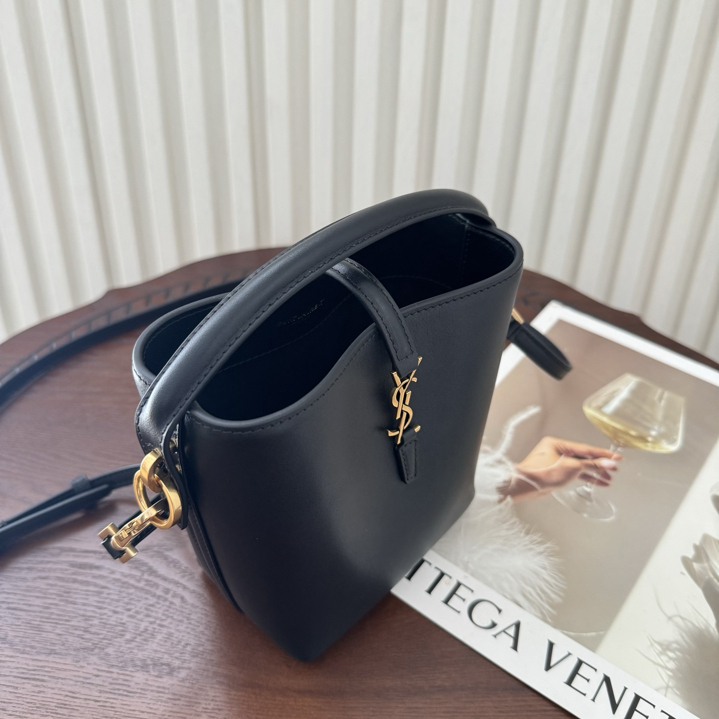 全套包装！LE 37迷你水桶包，硬挺有型。整个包身用高级质感的小牛皮材质，风格依旧是Y家简单又自带酷飒的