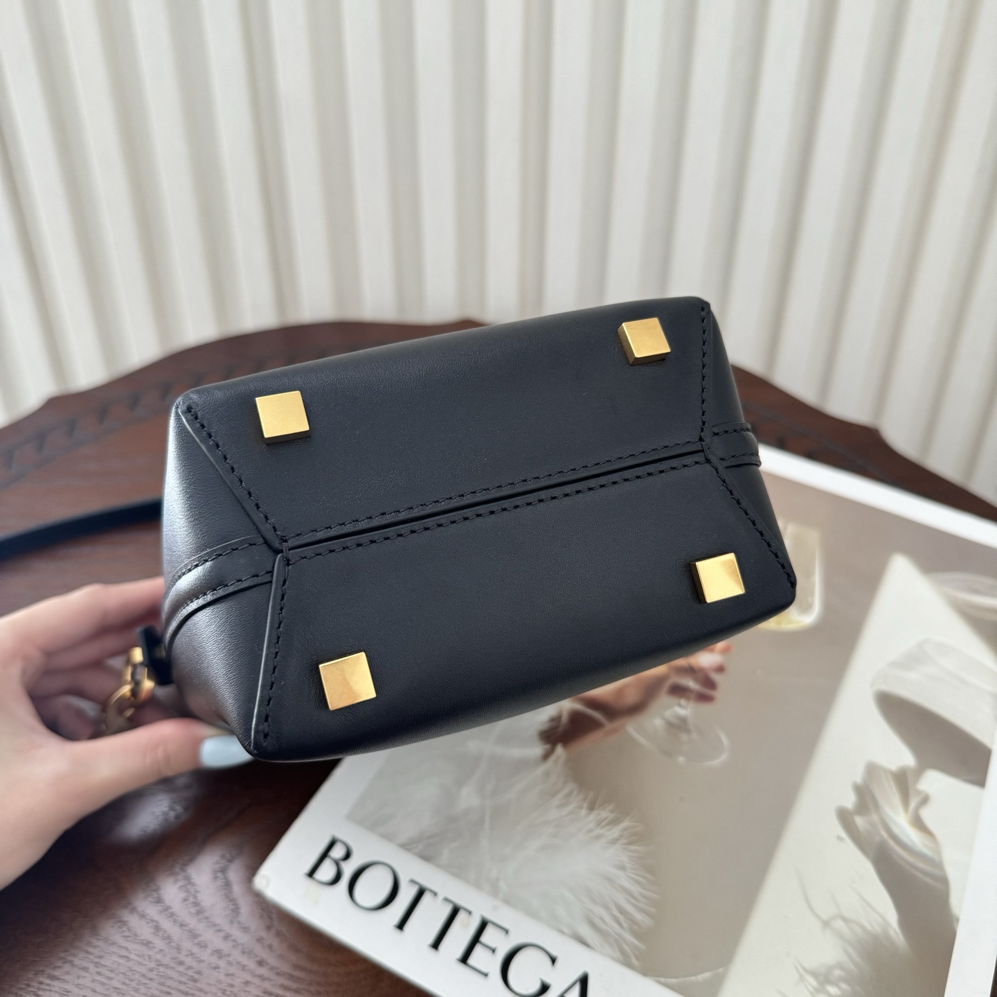 全套包装！LE 37迷你水桶包，硬挺有型。整个包身用高级质感的小牛皮材质，风格依旧是Y家简单又自带酷飒的