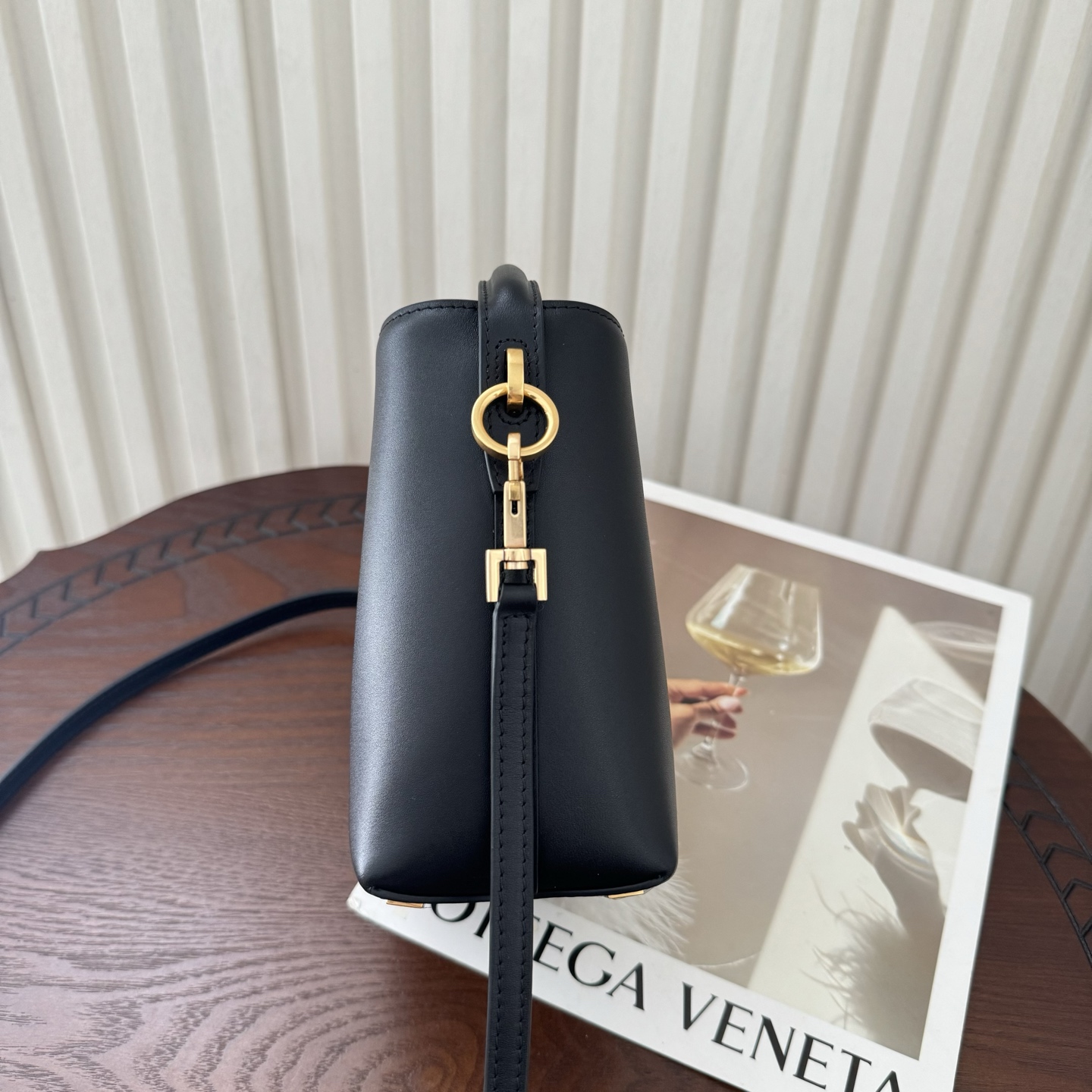 全套包装！LE 37迷你水桶包，硬挺有型。整个包身用高级质感的小牛皮材质，风格依旧是Y家简单又自带酷飒的