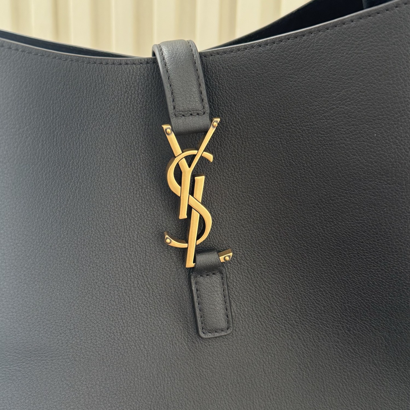 全套包装！LE 5À7 HOBO大号腋下包，简约风格设计，原厂牛皮材质，包身软塌塌的，很随性。容量巨大无