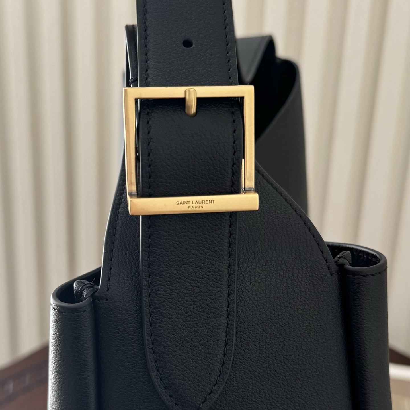 全套包装！LE 5À7 HOBO大号腋下包，简约风格设计，原厂牛皮材质，包身软塌塌的，很随性。容量巨大无