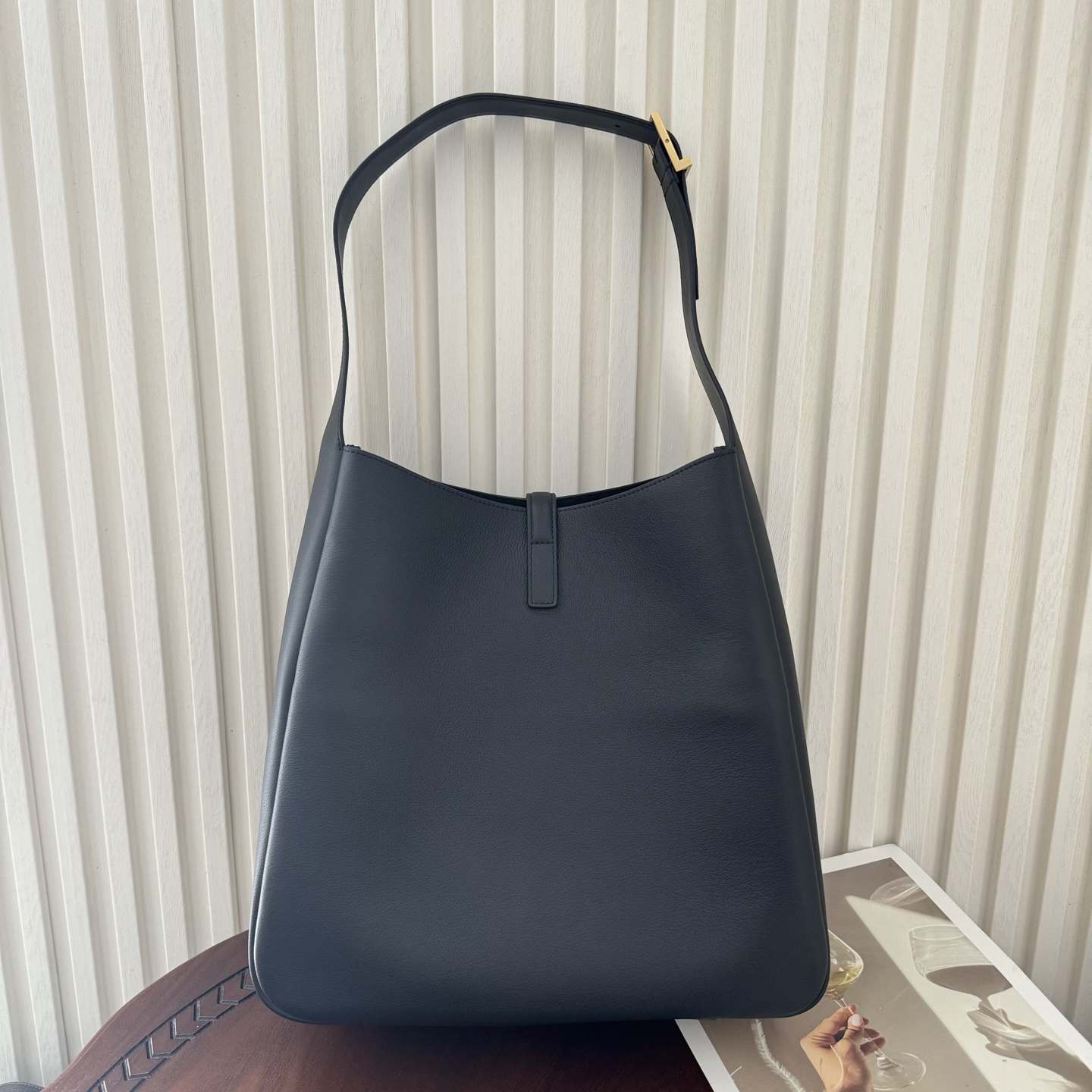 全套包装！LE 5À7 HOBO大号腋下包，简约风格设计，原厂牛皮材质，包身软塌塌的，很随性。容量巨大无