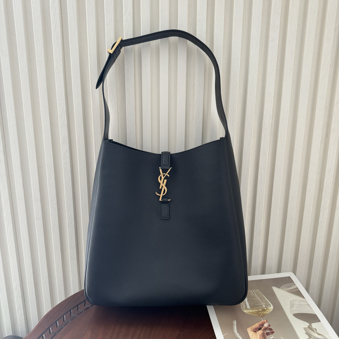 全套包装！LE 5À7 HOBO大号腋下包，简约风格设计，原厂牛皮材质，包身软塌塌的，很随性。容量巨大无