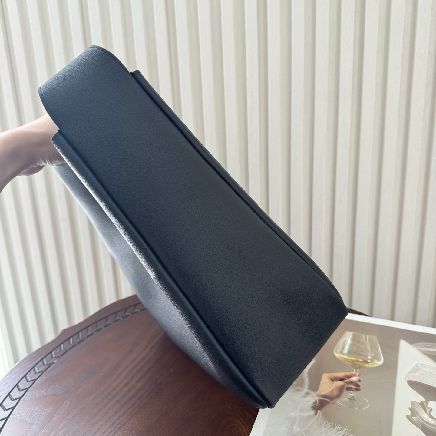 全套包装！LE 5À7 HOBO大号腋下包，简约风格设计，原厂牛皮材质，包身软塌塌的，很随性。容量巨大无