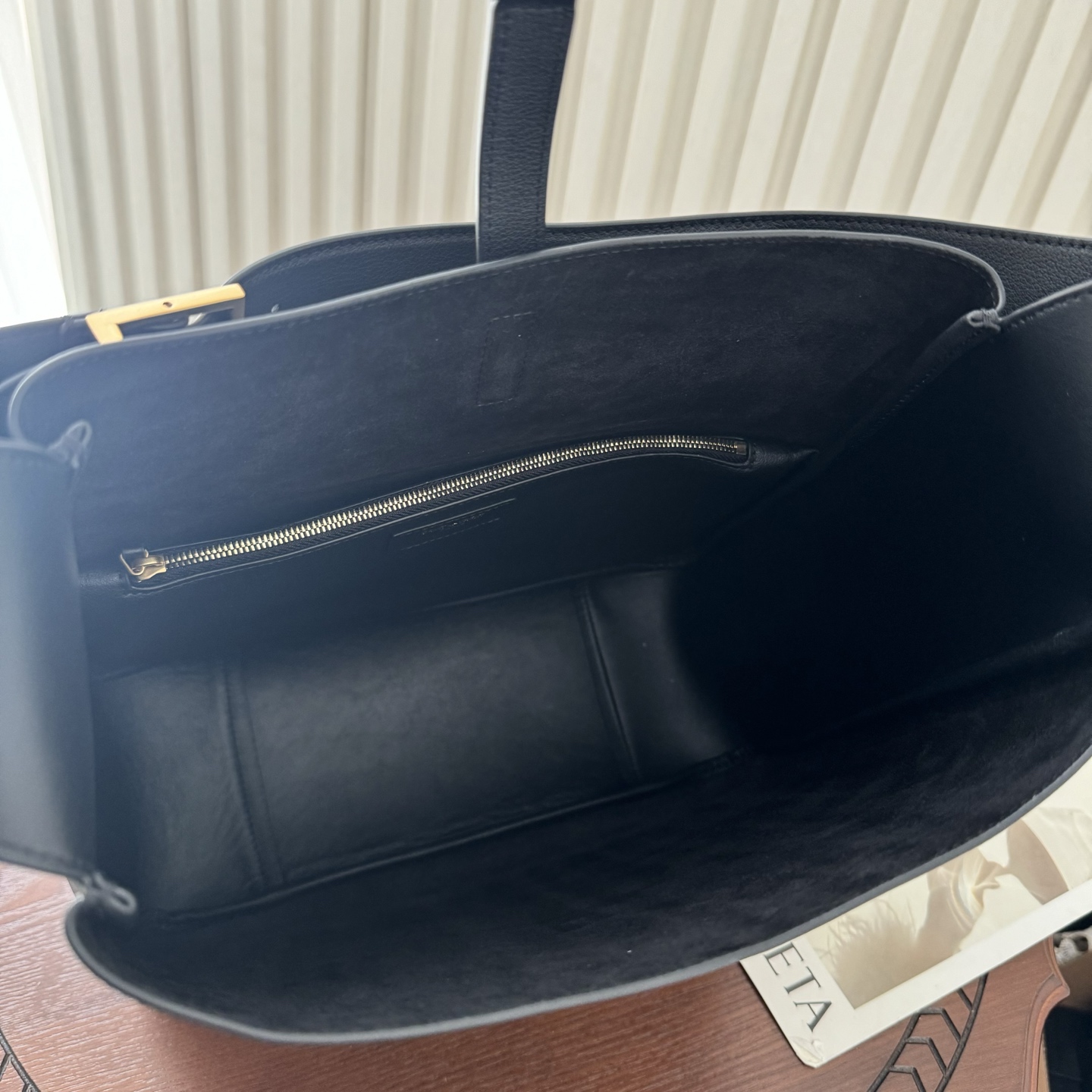 全套包装！LE 5À7 HOBO大号腋下包，简约风格设计，原厂牛皮材质，包身软塌塌的，很随性。容量巨大无