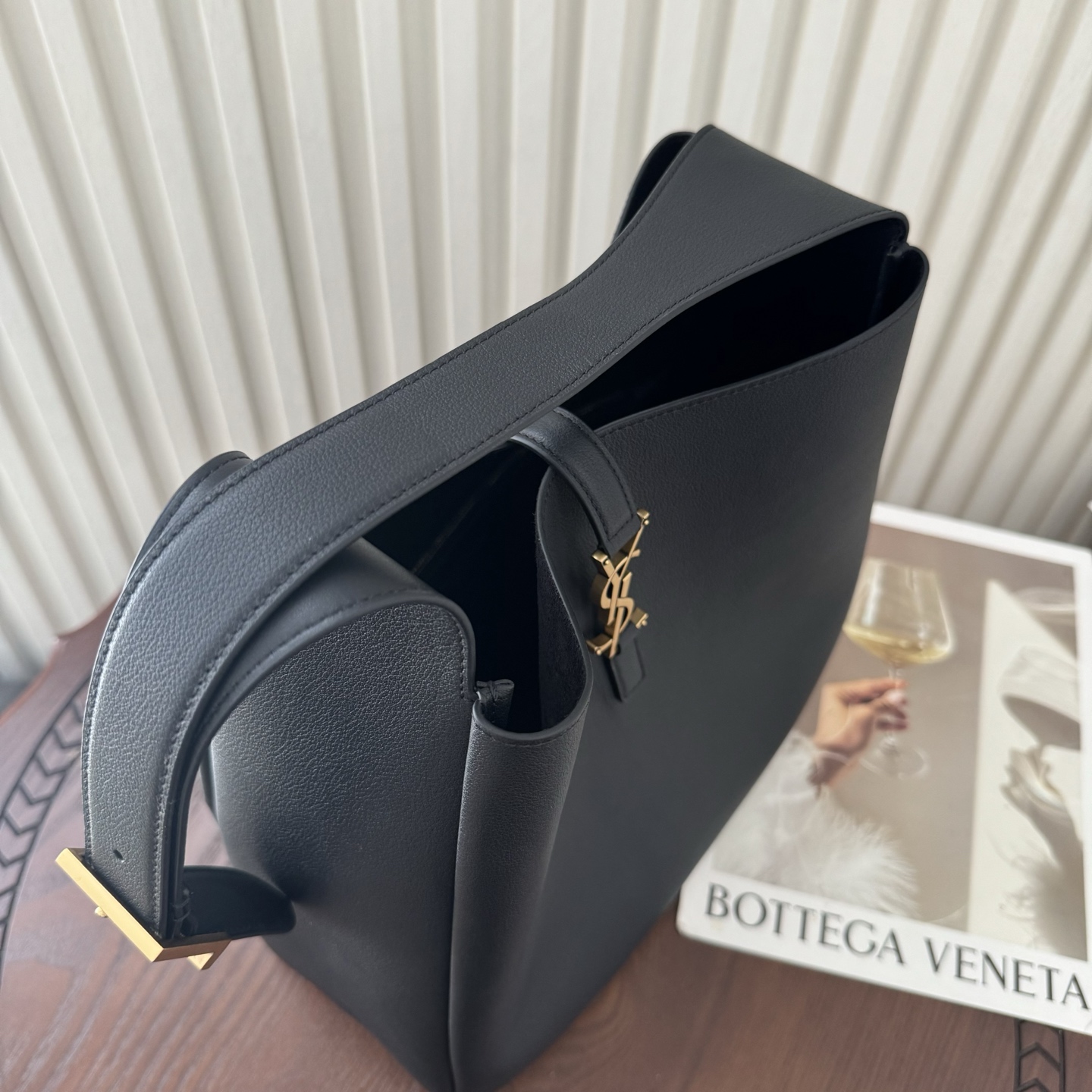 全套包装！LE 5À7 HOBO大号腋下包，简约风格设计，原厂牛皮材质，包身软塌塌的，很随性。容量巨大无