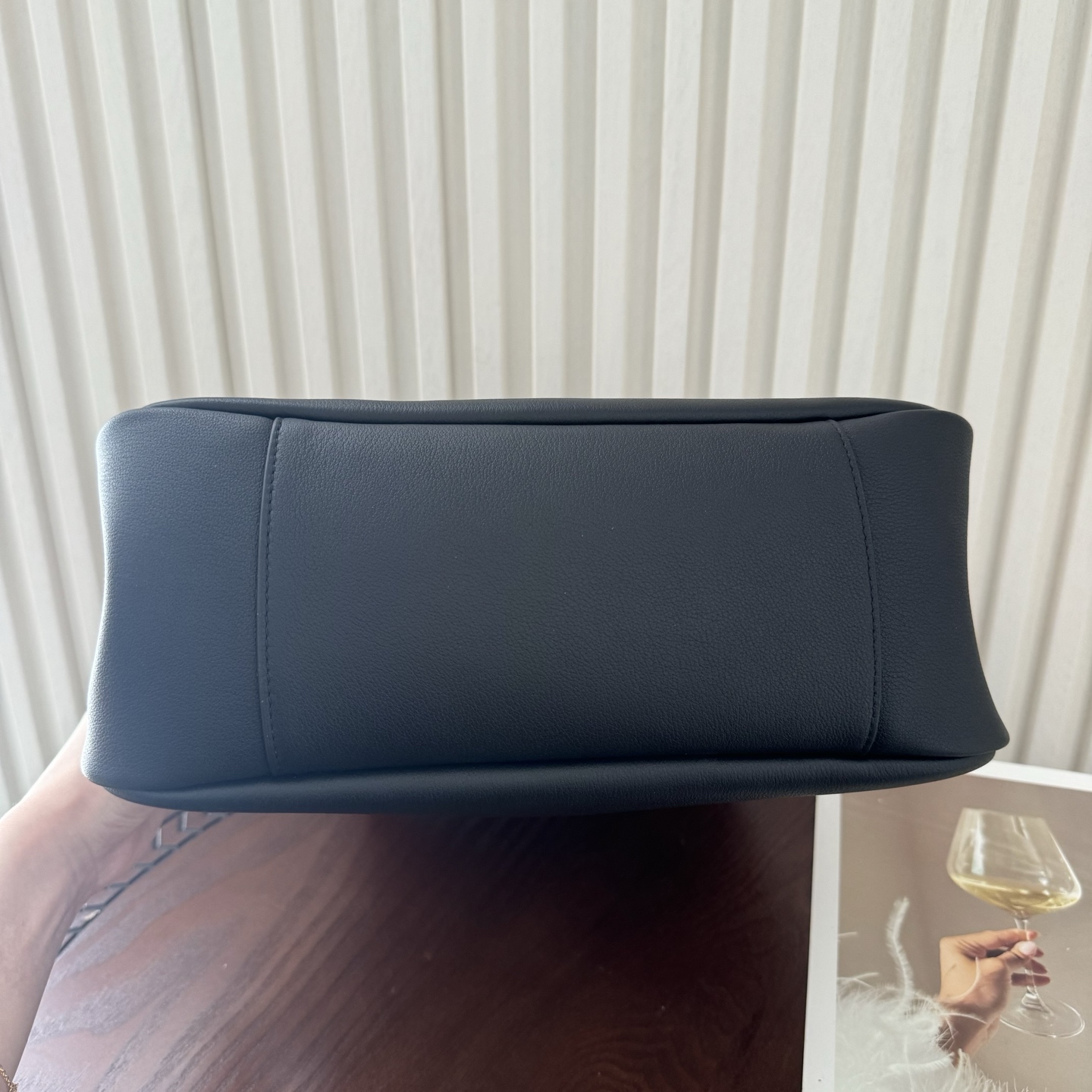 全套包装！LE 5À7 HOBO大号腋下包，简约风格设计，原厂牛皮材质，包身软塌塌的，很随性。容量巨大无