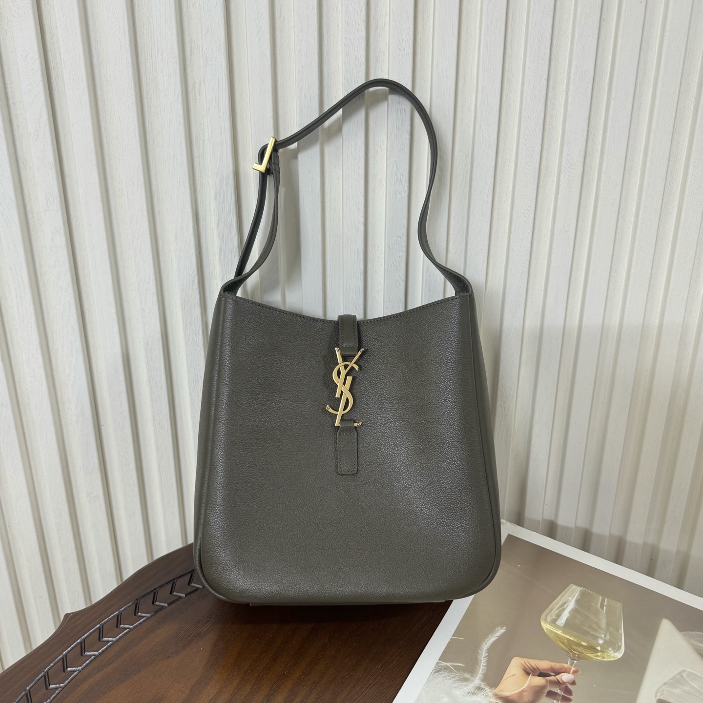 全套包装！LE 5À7 HOBO腋下包，简约风格设计，原厂牛皮材质，包身软塌塌的，很随性。容量巨大无底洞