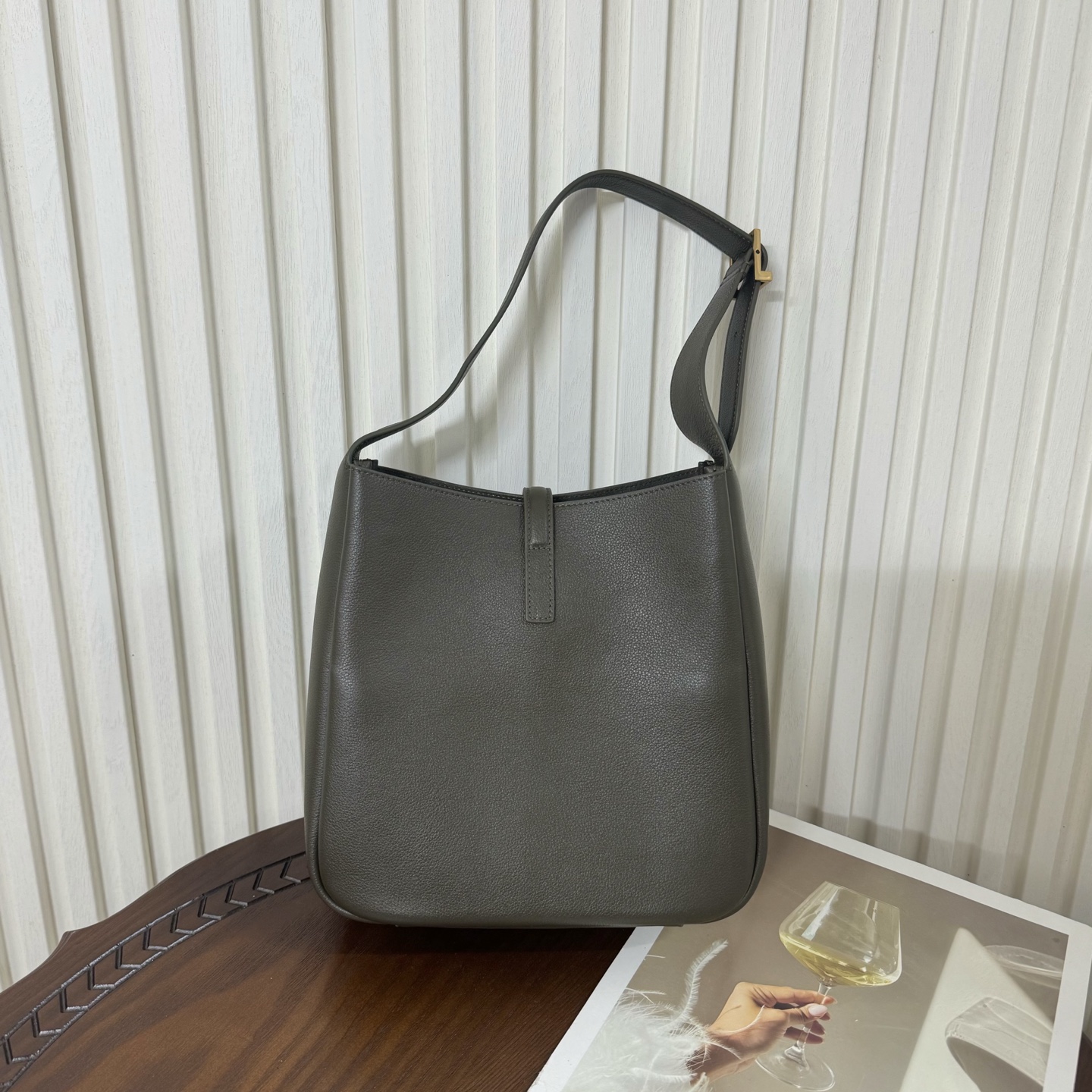 全套包装！LE 5À7 HOBO腋下包，简约风格设计，原厂牛皮材质，包身软塌塌的，很随性。容量巨大无底洞