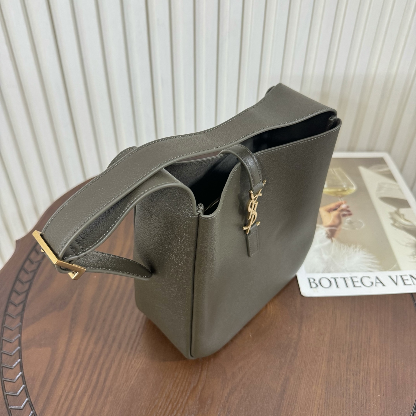 全套包装！LE 5À7 HOBO腋下包，简约风格设计，原厂牛皮材质，包身软塌塌的，很随性。容量巨大无底洞