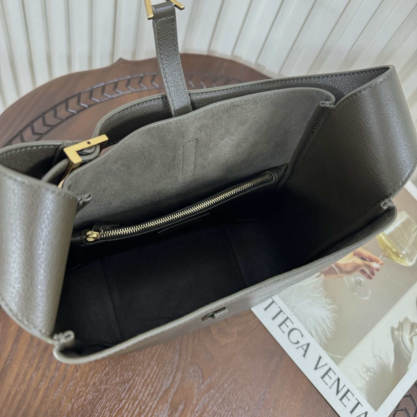 全套包装！LE 5À7 HOBO腋下包，简约风格设计，原厂牛皮材质，包身软塌塌的，很随性。容量巨大无底洞