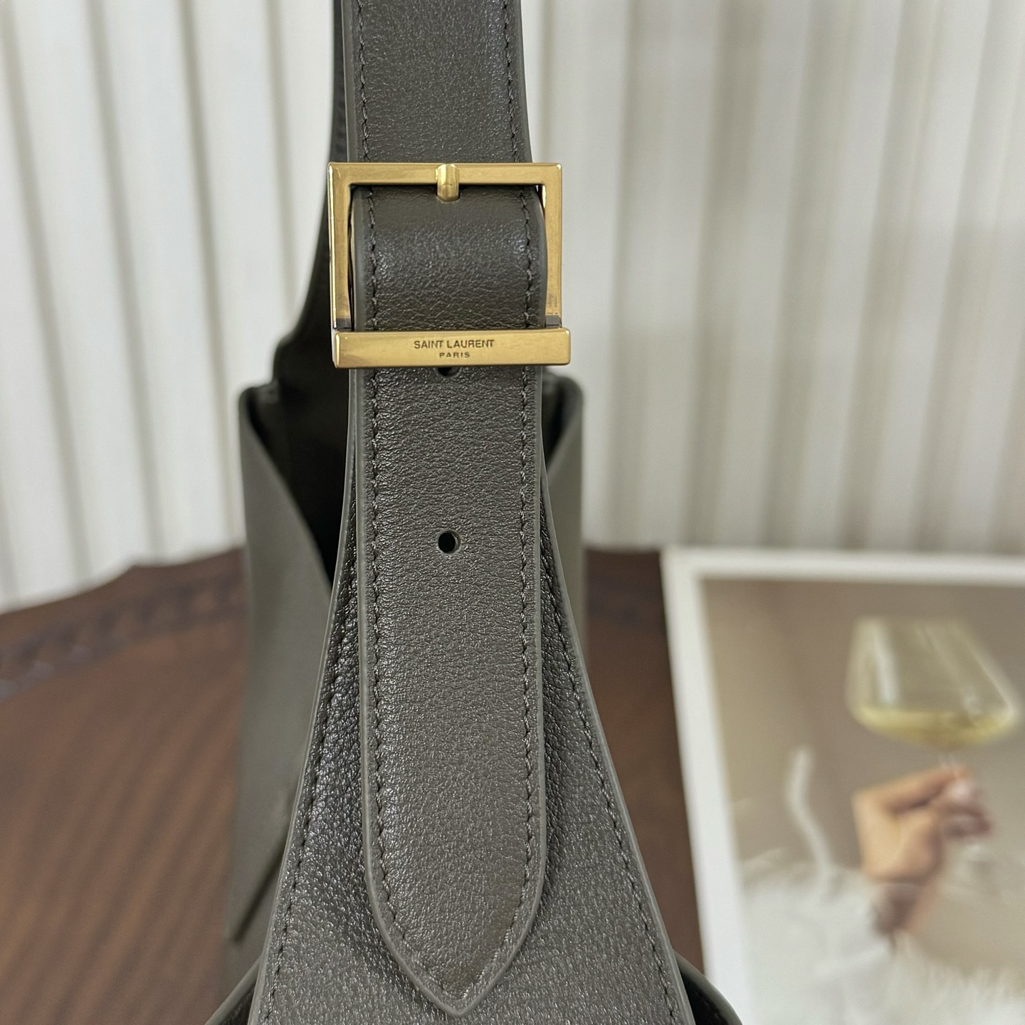 全套包装！LE 5À7 HOBO腋下包，简约风格设计，原厂牛皮材质，包身软塌塌的，很随性。容量巨大无底洞