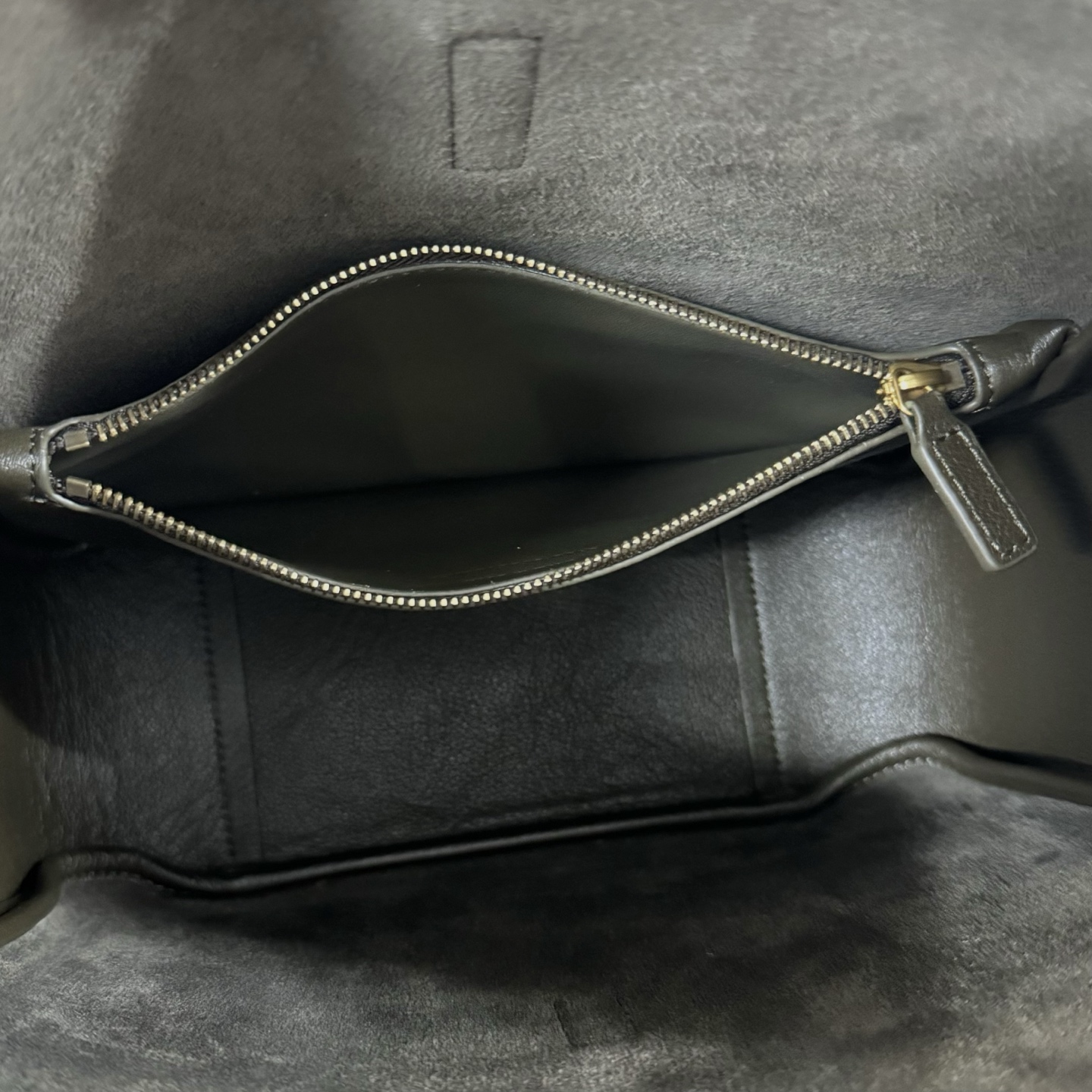 全套包装！LE 5À7 HOBO腋下包，简约风格设计，原厂牛皮材质，包身软塌塌的，很随性。容量巨大无底洞