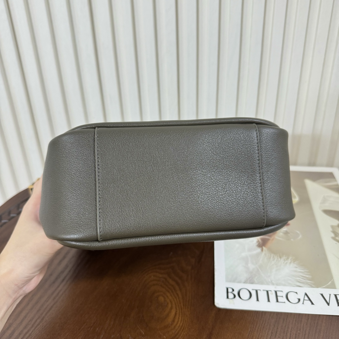 全套包装！LE 5À7 HOBO腋下包，简约风格设计，原厂牛皮材质，包身软塌塌的，很随性。容量巨大无底洞