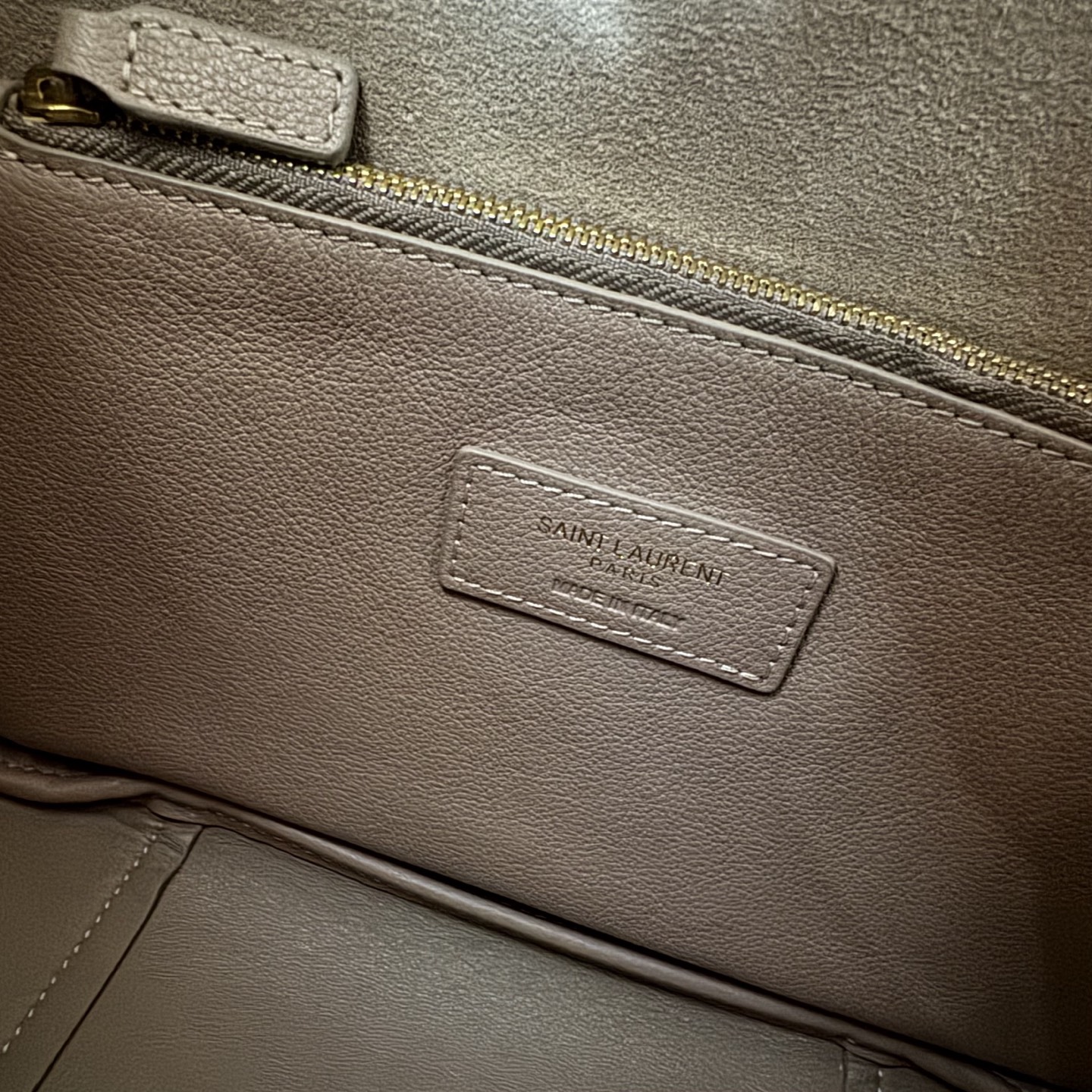 全套包装！LE 5À7 HOBO腋下包，简约风格设计，原厂牛皮材质，包身软塌塌的，很随性。容量巨大无底洞