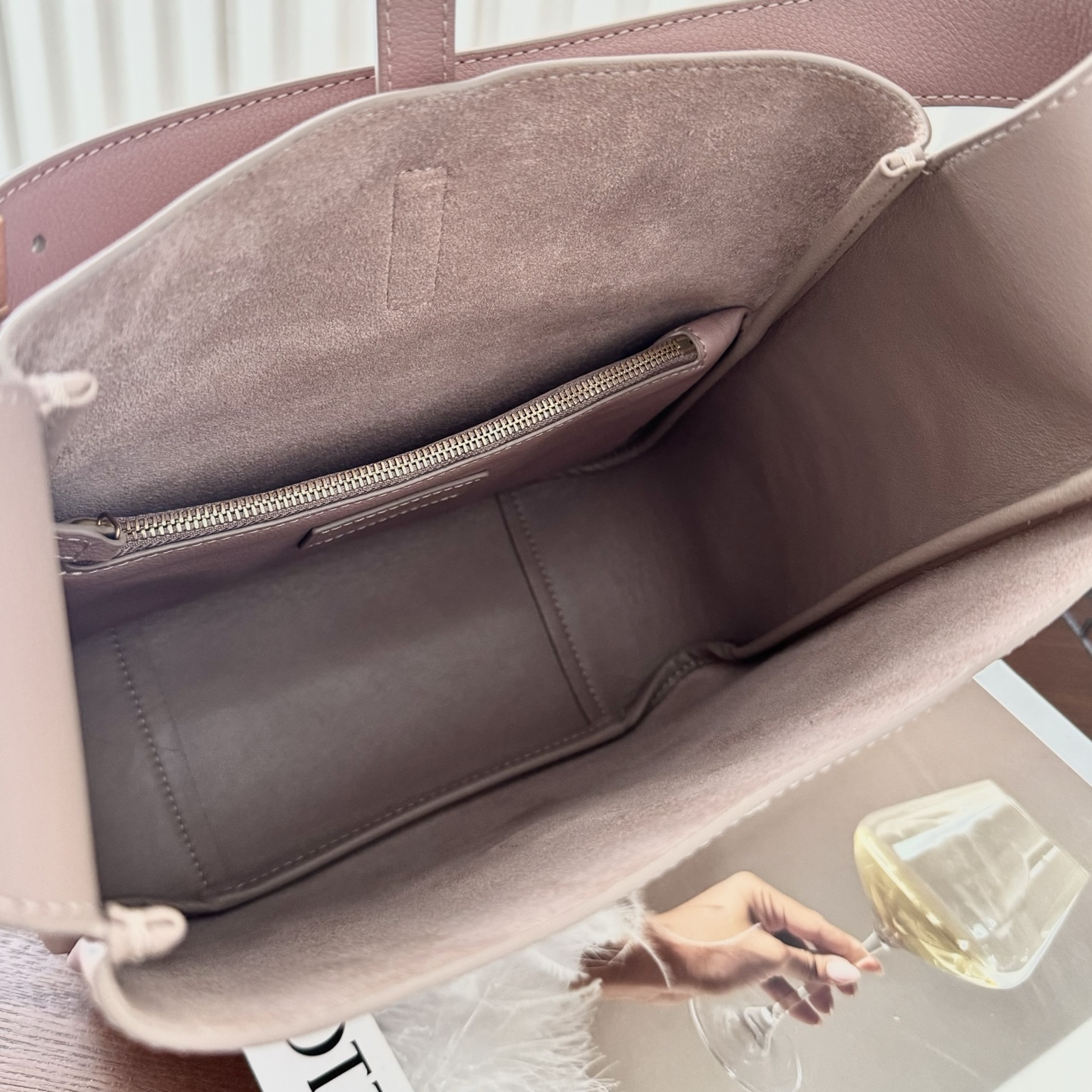 全套包装！LE 5À7 HOBO腋下包，简约风格设计，原厂牛皮材质，包身软塌塌的，很随性。容量巨大无底洞