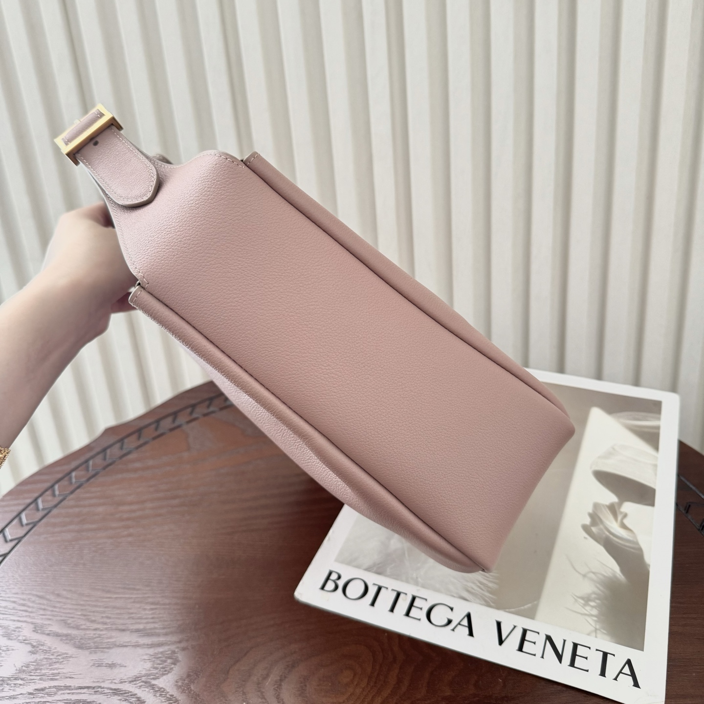 全套包装！LE 5À7 HOBO腋下包，简约风格设计，原厂牛皮材质，包身软塌塌的，很随性。容量巨大无底洞