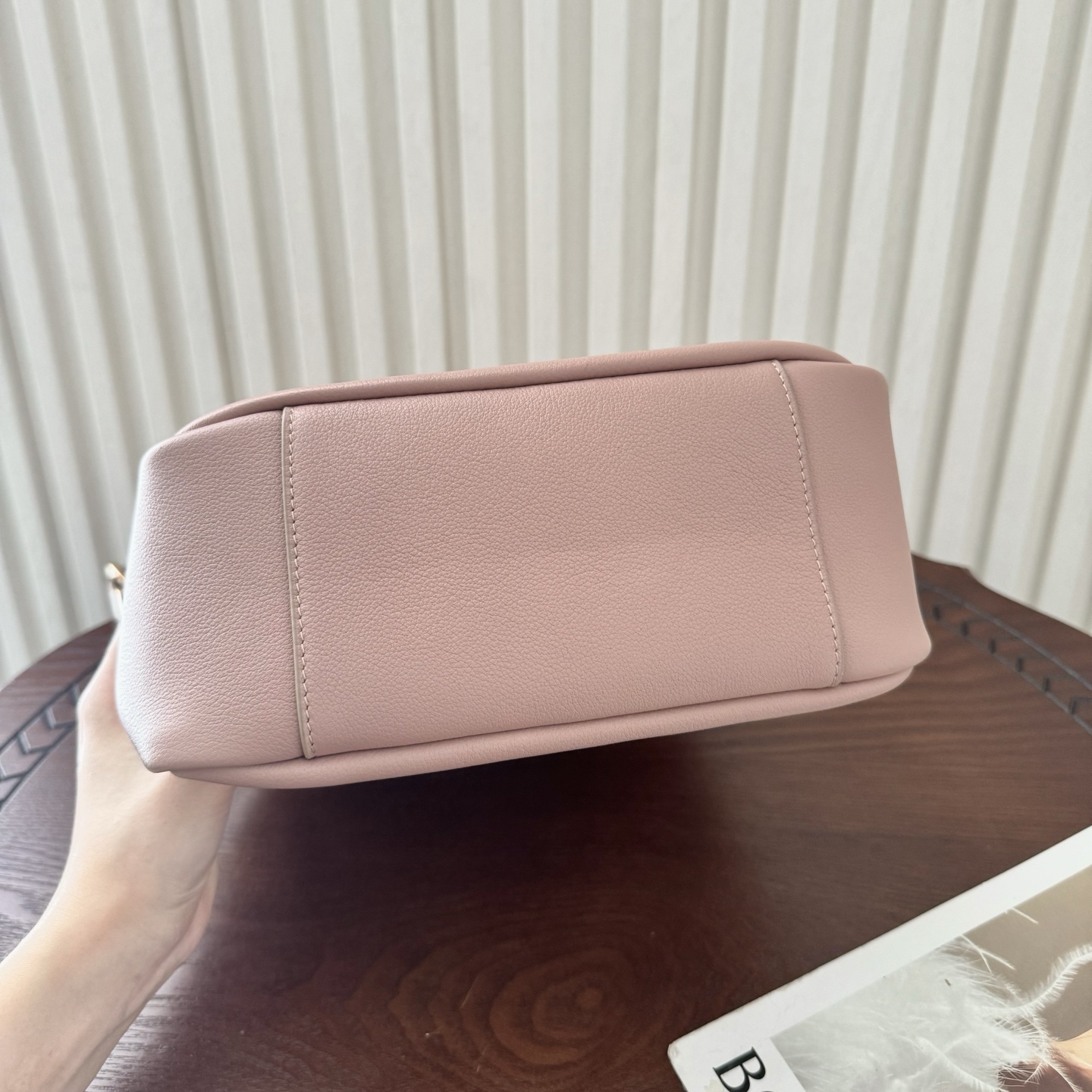 全套包装！LE 5À7 HOBO腋下包，简约风格设计，原厂牛皮材质，包身软塌塌的，很随性。容量巨大无底洞