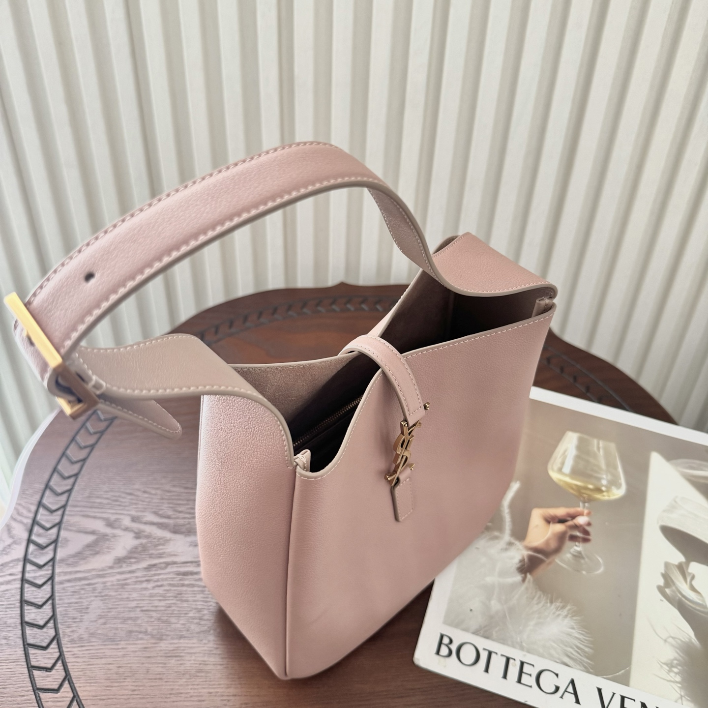 全套包装！LE 5À7 HOBO腋下包，简约风格设计，原厂牛皮材质，包身软塌塌的，很随性。容量巨大无底洞