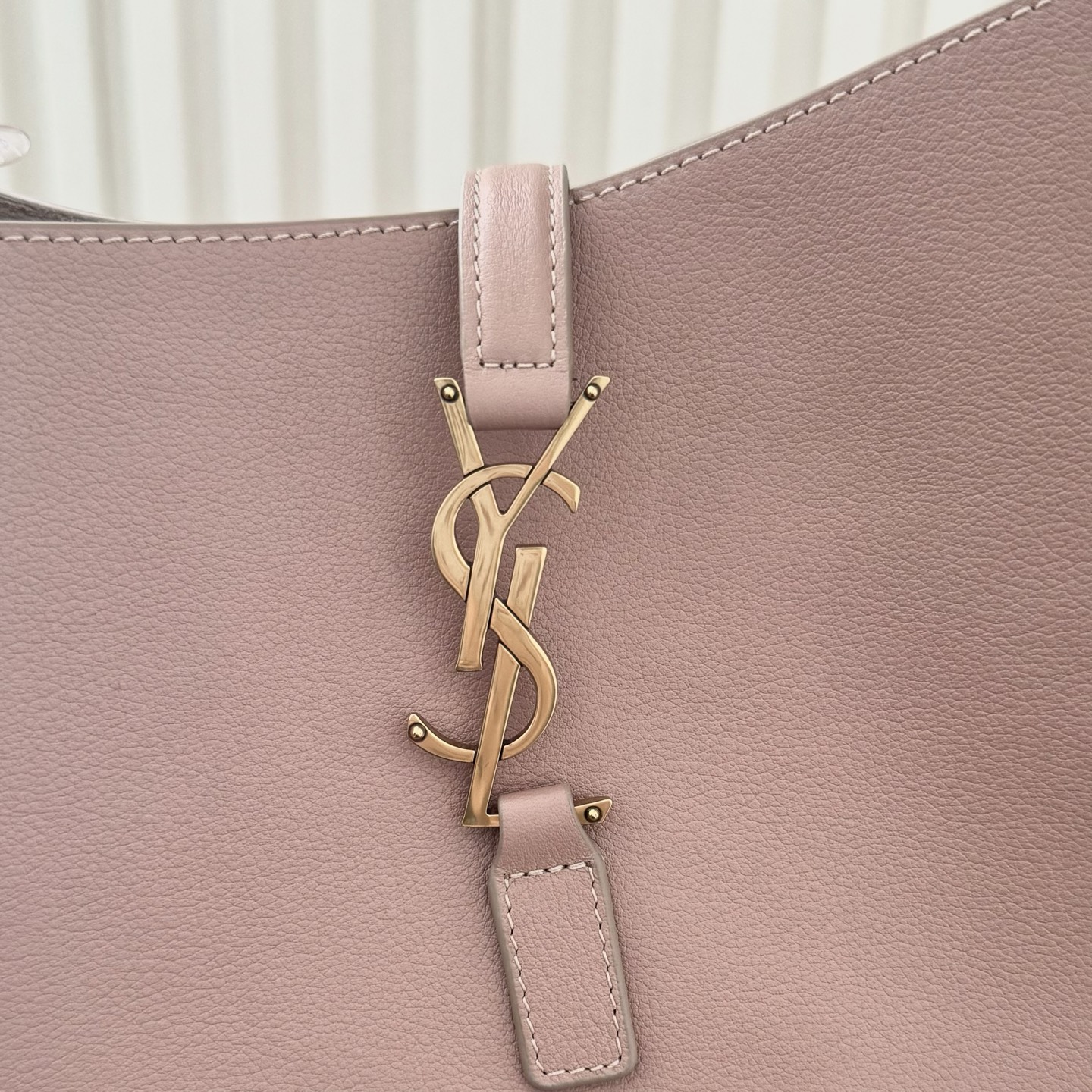 全套包装！LE 5À7 HOBO腋下包，简约风格设计，原厂牛皮材质，包身软塌塌的，很随性。容量巨大无底洞