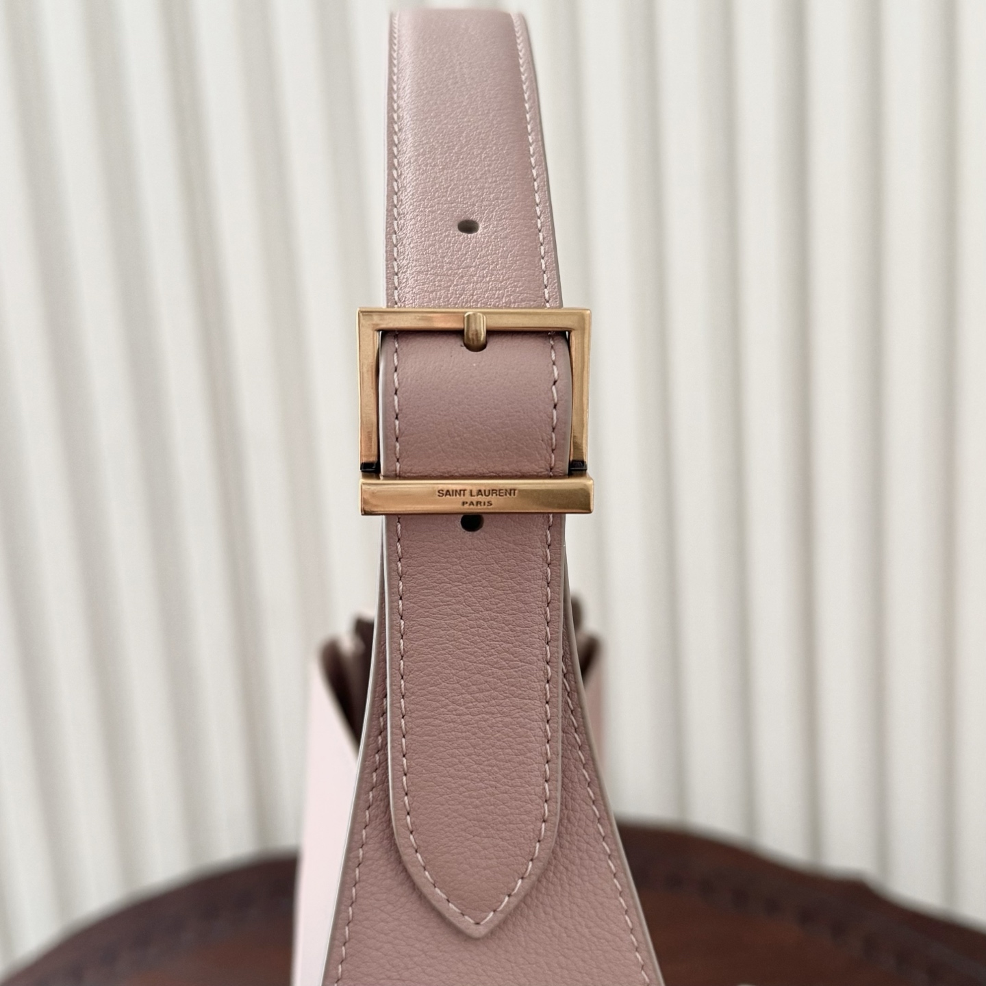 全套包装！LE 5À7 HOBO腋下包，简约风格设计，原厂牛皮材质，包身软塌塌的，很随性。容量巨大无底洞