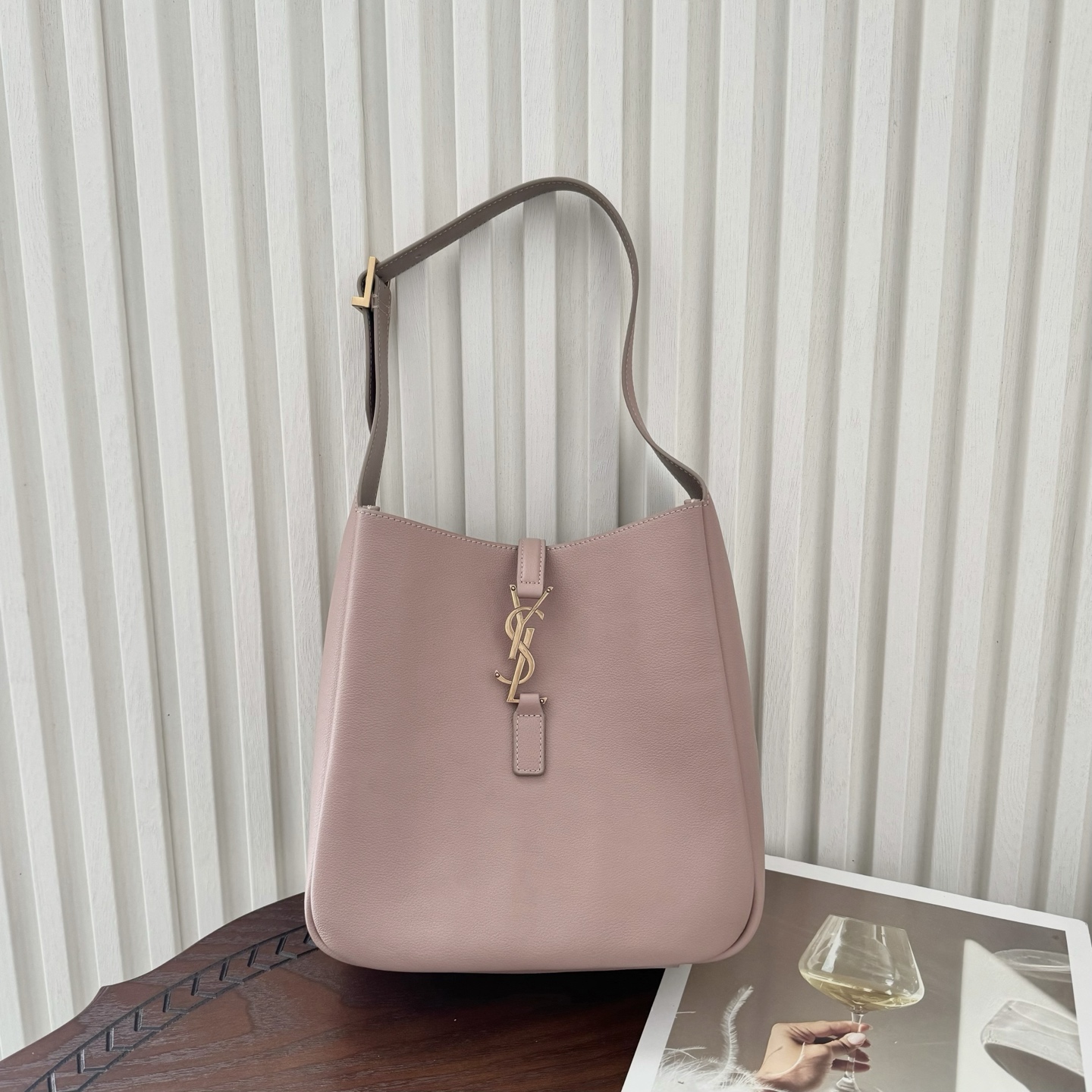 全套包装！LE 5À7 HOBO腋下包，简约风格设计，原厂牛皮材质，包身软塌塌的，很随性。容量巨大无底洞