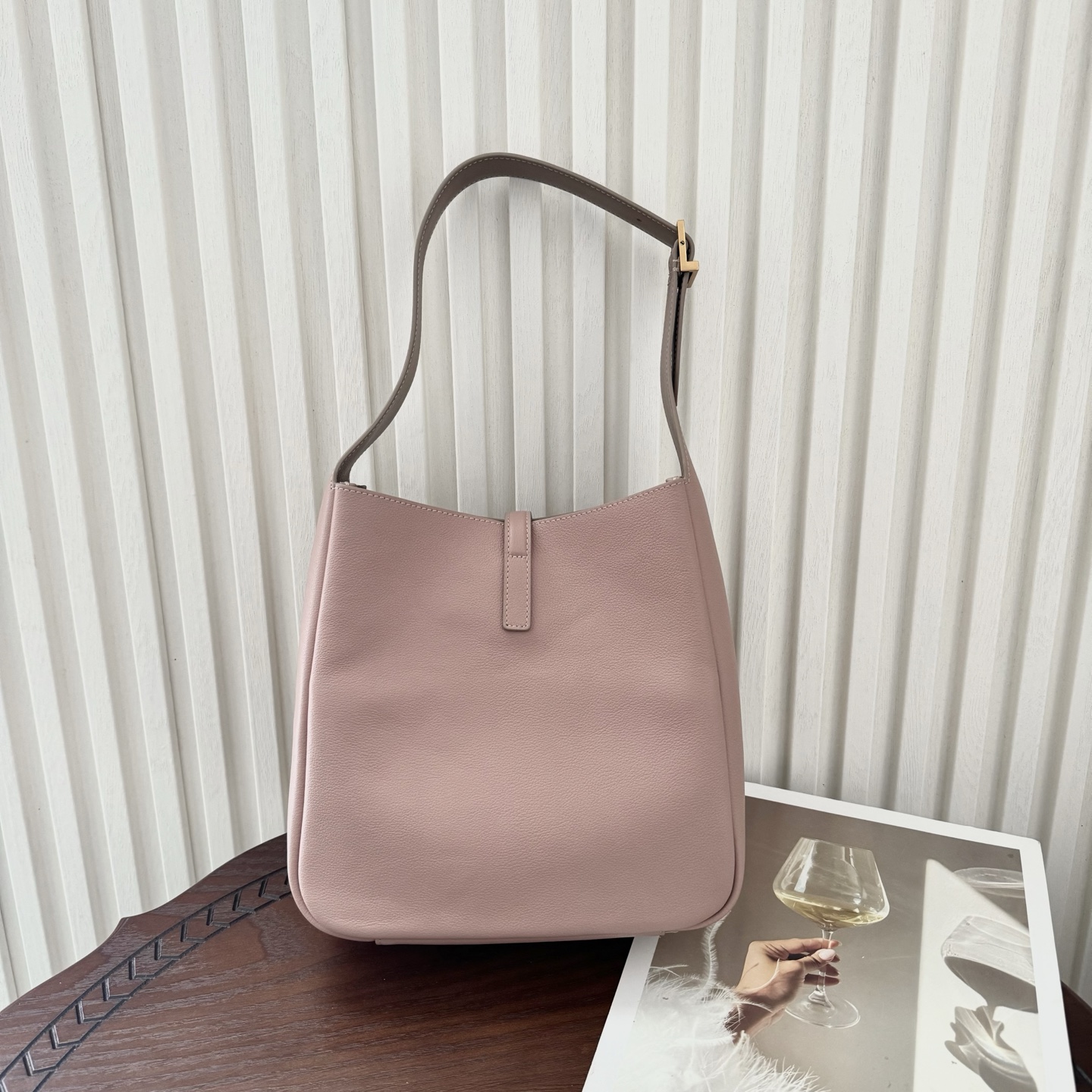 全套包装！LE 5À7 HOBO腋下包，简约风格设计，原厂牛皮材质，包身软塌塌的，很随性。容量巨大无底洞