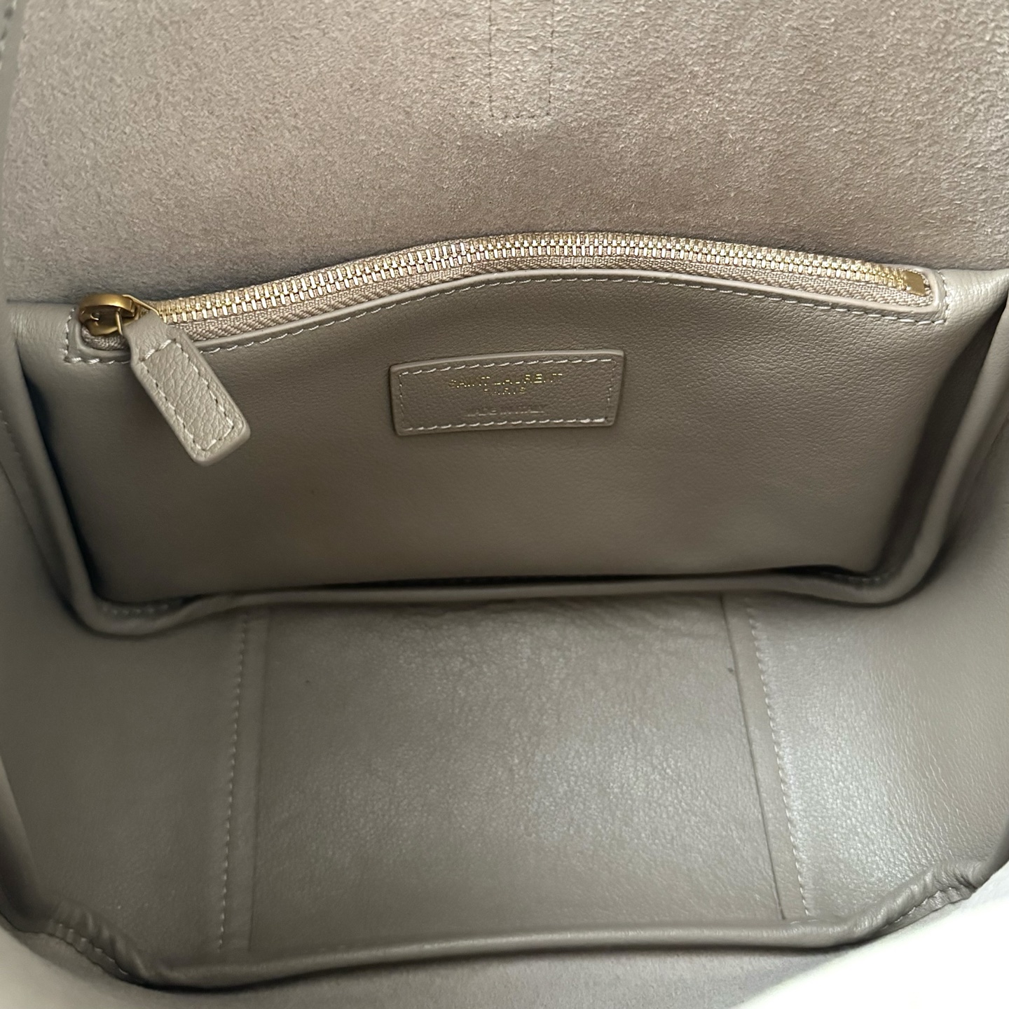 全套包装！LE 5À7 HOBO腋下包，简约风格设计，原厂牛皮材质，包身软塌塌的，很随性。容量巨大无底洞