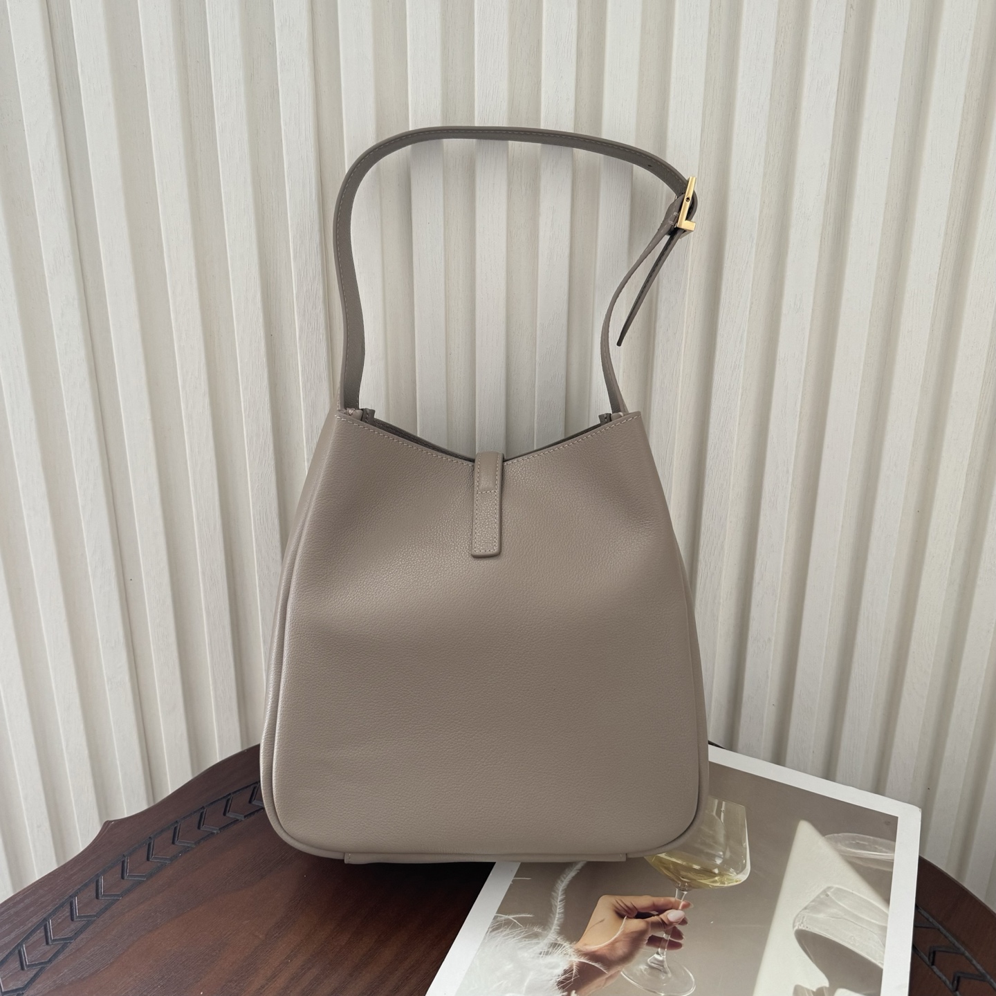 全套包装！LE 5À7 HOBO腋下包，简约风格设计，原厂牛皮材质，包身软塌塌的，很随性。容量巨大无底洞