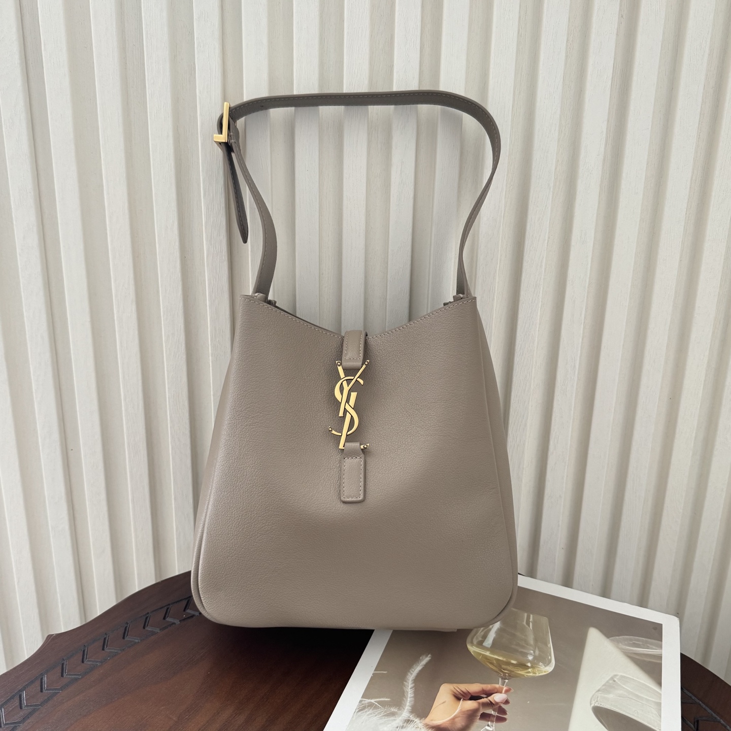 全套包装！LE 5À7 HOBO腋下包，简约风格设计，原厂牛皮材质，包身软塌塌的，很随性。容量巨大无底洞