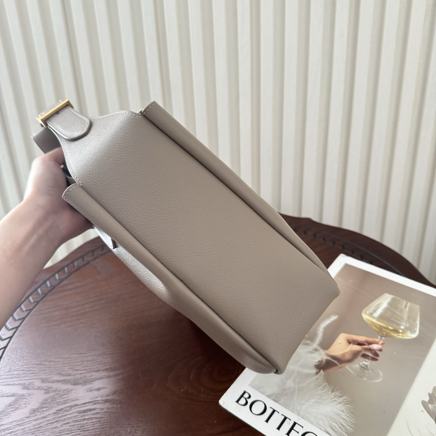 全套包装！LE 5À7 HOBO腋下包，简约风格设计，原厂牛皮材质，包身软塌塌的，很随性。容量巨大无底洞