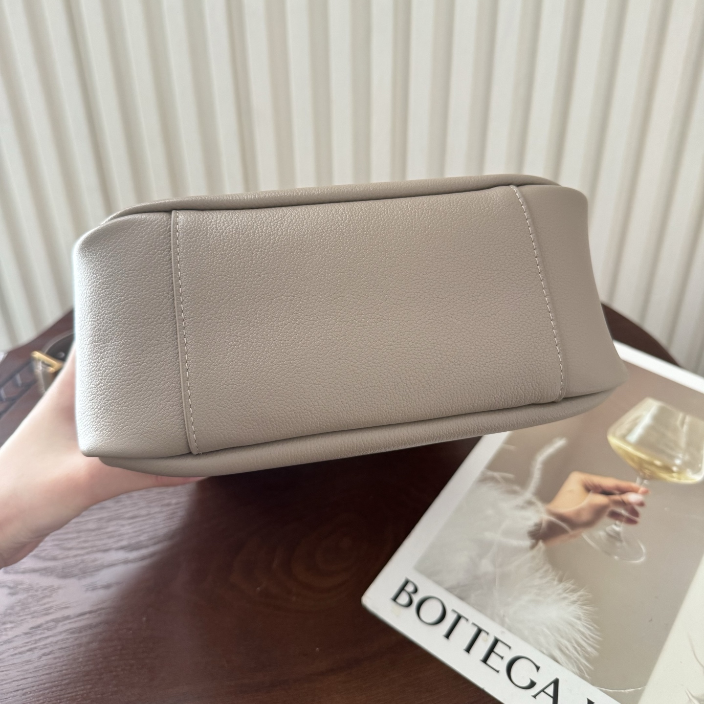 全套包装！LE 5À7 HOBO腋下包，简约风格设计，原厂牛皮材质，包身软塌塌的，很随性。容量巨大无底洞