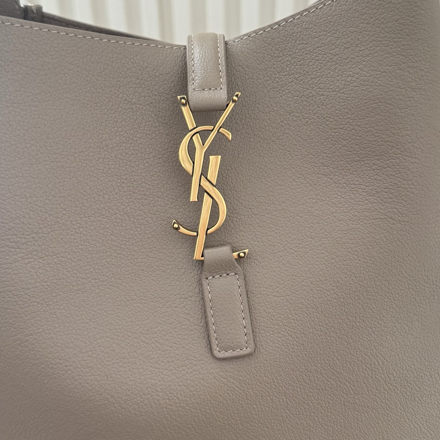 全套包装！LE 5À7 HOBO腋下包，简约风格设计，原厂牛皮材质，包身软塌塌的，很随性。容量巨大无底洞