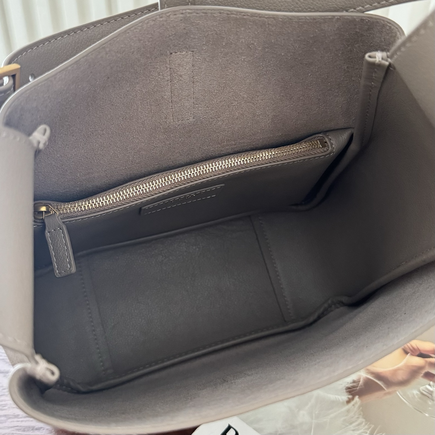 全套包装！LE 5À7 HOBO腋下包，简约风格设计，原厂牛皮材质，包身软塌塌的，很随性。容量巨大无底洞