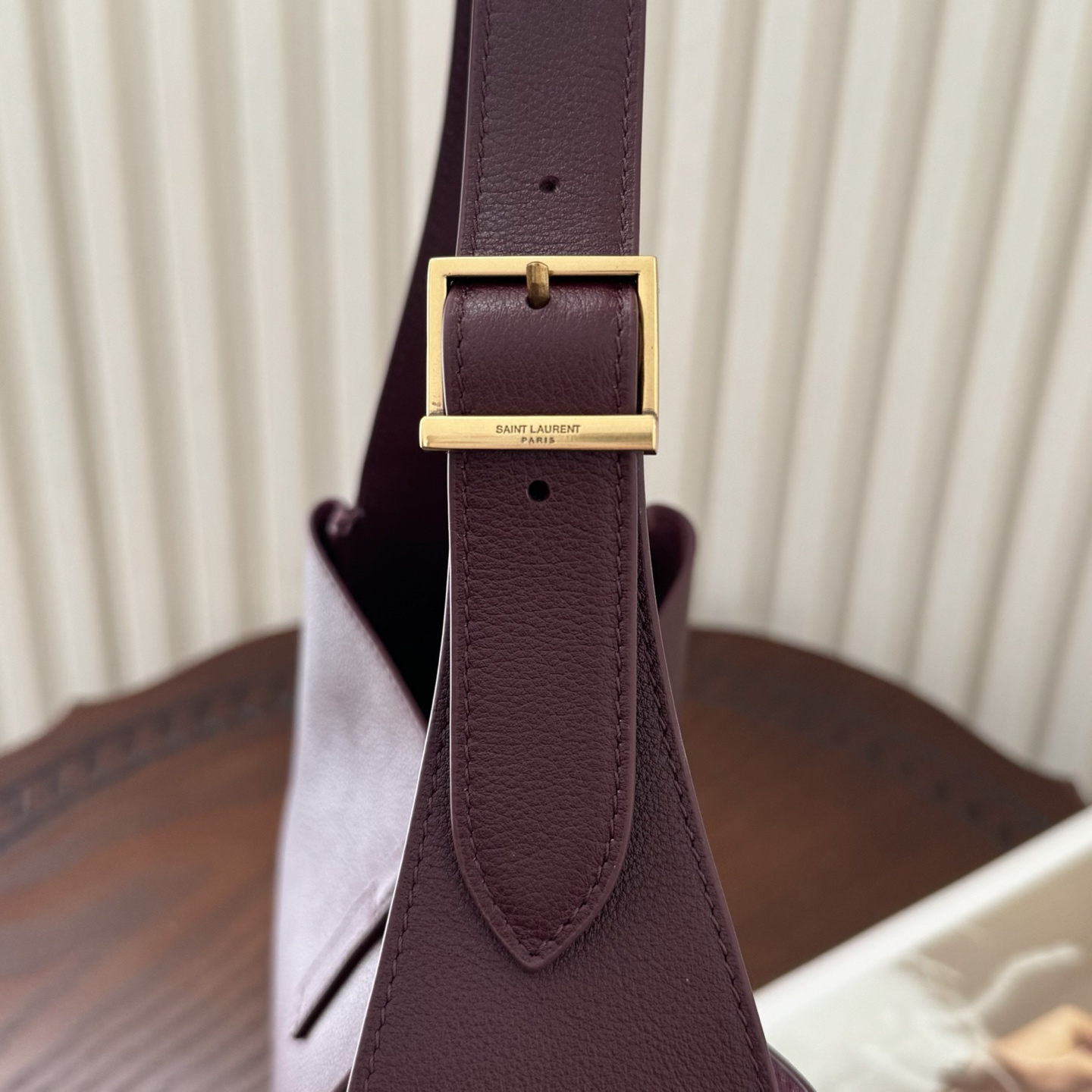 全套包装！LE 5À7 HOBO腋下包，简约风格设计，原厂牛皮材质，包身软塌塌的，很随性。容量巨大无底洞