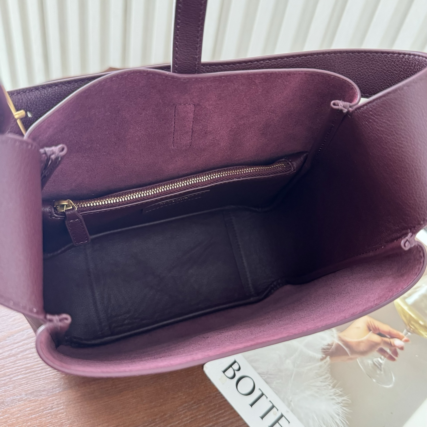 全套包装！LE 5À7 HOBO腋下包，简约风格设计，原厂牛皮材质，包身软塌塌的，很随性。容量巨大无底洞