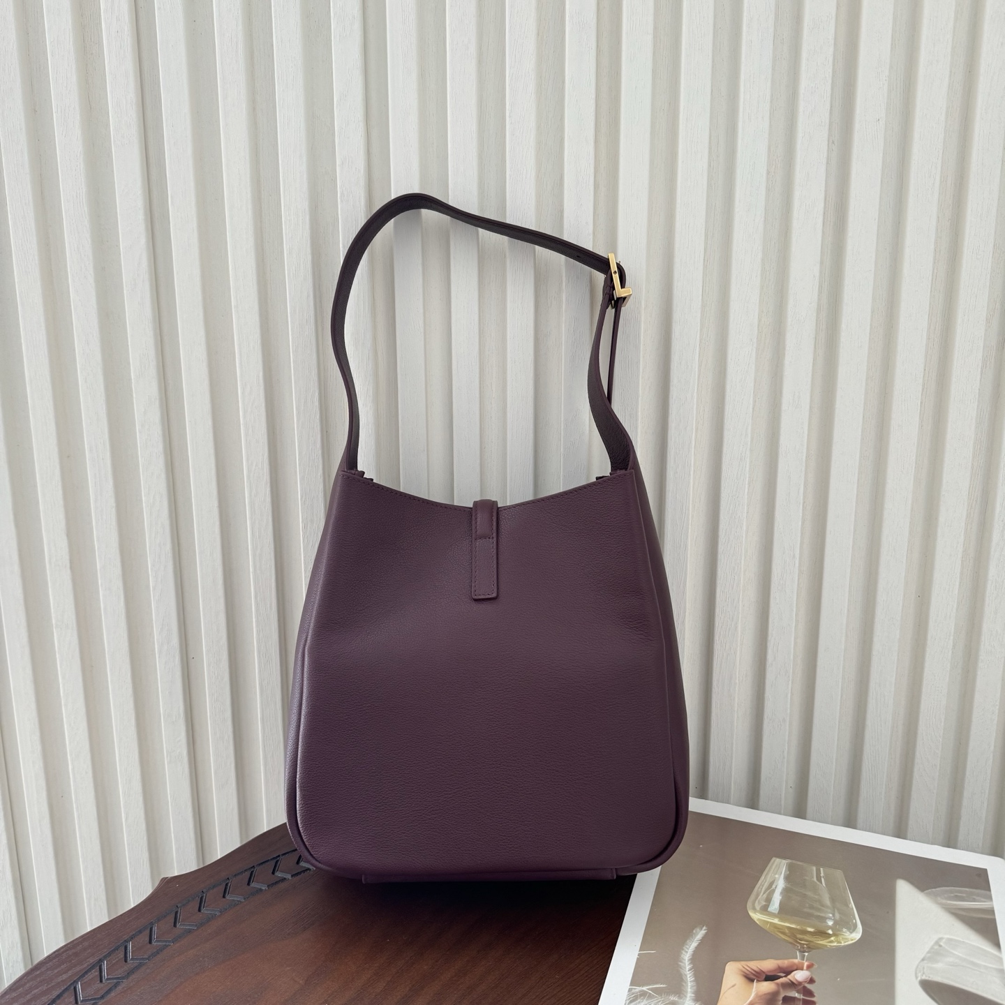 全套包装！LE 5À7 HOBO腋下包，简约风格设计，原厂牛皮材质，包身软塌塌的，很随性。容量巨大无底洞