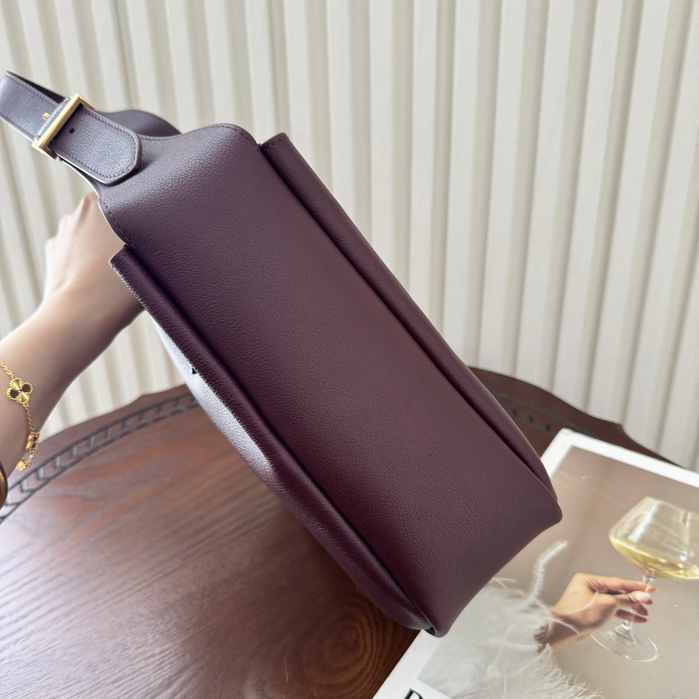 全套包装！LE 5À7 HOBO腋下包，简约风格设计，原厂牛皮材质，包身软塌塌的，很随性。容量巨大无底洞